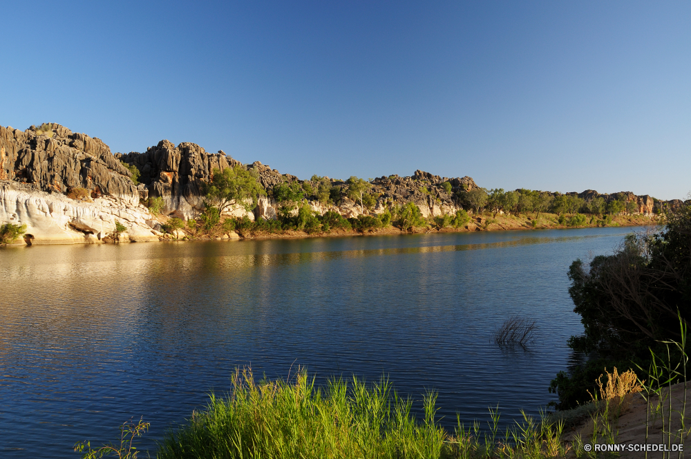 Geikie Gorge See am See Ufer Wasser Landschaft Wald Körper des Wassers Reflexion Fluss Himmel Baum Teich Bäume Sommer Park Berg landschaftlich Reisen Gras Szenerie im freien Kanal im freien Entwicklung des ländlichen natürliche Holz ruhige Umgebung Pflanze Wolken Szene Tourismus Sonne Berge Ruhe friedliche Hölzer sonnig Wolke Urlaub Wildnis nationalen Küste Becken Küstenlinie Land Landschaft Stein Saison Urlaub Insel Sumpf Land ruhig gelassene Frühling Herbst idyllische Entspannung am Morgen Kiefer natürliche depression Bucht Wild Landschaften Farbe Feld Erholung Sonnenlicht klar reflektieren Fels Busch Meer England Blatt Rest geologische formation Gelände niemand Panorama Felsen Hügel Belaubung gelb Sonnenuntergang Wiese Stream bunte Wildtiere lake lakeside shore water landscape forest body of water reflection river sky tree pond trees summer park mountain scenic travel grass scenery outdoors channel outdoor rural natural wood tranquil environment plant clouds scene tourism sun mountains calm peaceful woods sunny cloud vacation wilderness national coast basin shoreline land countryside stone season holiday island swamp country quiet serene spring autumn idyllic relaxation morning pine natural depression bay wild scenics color field recreation sunlight clear reflect rock bush sea england leaf rest geological formation terrain nobody panorama rocks hill foliage yellow sunset meadow stream colorful wildlife