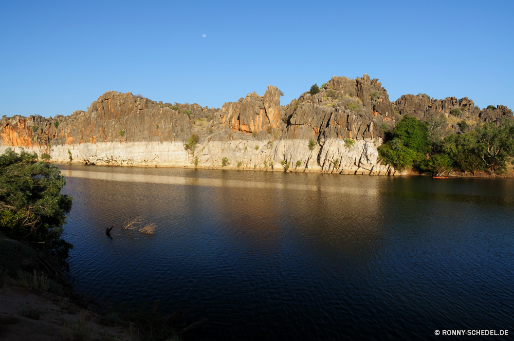 Geikie Gorge See Landschaft Fluss Wasser am See Ufer Körper des Wassers Kanal Himmel Reflexion Baum Park Berg Wald Bäume Berge Reisen Sommer im freien landschaftlich Teich Szenerie Wolken Ruhe natürliche Land Gras Fels Szene nationalen Becken geologische formation Tourismus Urlaub ruhige Umgebung Wolke Sonne Bereich sonnig Insel natürliche depression Küste Meer Herbst im freien Dam friedliche Stein Saison Holz Bucht Stream Landschaften klar Ziel felsigen Entwicklung des ländlichen Farbe Tal Felsen Urlaub Ozean Urlaub Tourist Küstenlinie Barrier Hölzer Bereich Wildnis gelassene idyllische Boot Horizont Bank Vorgebirge Wild Klippe Tag Kiefer Strand Landschaft Gebäude Sonnenuntergang Sonnenlicht Sumpf Struktur Panorama Steine Sand Hügel natürliche Höhe fallen am Morgen Land Frühling lake landscape river water lakeside shore body of water channel sky reflection tree park mountain forest trees mountains travel summer outdoors scenic pond scenery clouds calm natural land grass rock scene national basin geological formation tourism vacation tranquil environment cloud sun range sunny island natural depression coast sea autumn outdoor dam peaceful stone season wood bay stream scenics clear destination rocky rural color valley rocks holidays ocean holiday tourist shoreline barrier woods area wilderness serene idyllic boat horizon bank promontory wild cliff day pine beach countryside building sunset sunlight swamp structure panorama stones sand hill natural elevation fall morning country spring