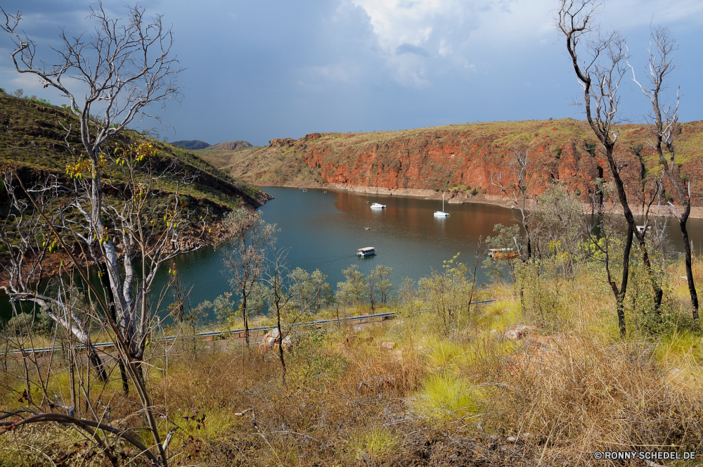 Lake Argyle Landschaft See Wasser Fluss Baum am See Ufer Wald Berg Himmel Reflexion Szenerie Berge Bäume Reisen landschaftlich Park Tal Wildnis Umgebung im freien Sommer Urlaub nationalen Wolke Landschaften Szene ruhige Fels Hölzer Kanal Herbst Tourismus geologische formation Wolken Teich Dam Körper des Wassers im freien Stein Hügel sonnig Panorama Bereich Horizont Panorama Sumpf Struktur klar Land natürliche Bootshaus Gras Bereich Entwicklung des ländlichen Ruhe Küste Felsen hoch Schloss Tag Kiefer Saison Spitze Gebäude Klippe Land Becken idyllische Barrier Vorgebirge Schuppen Tourist Sonnenuntergang natürliche depression Wandern Spiegel Farbe Blatt Belaubung Feuchtgebiet friedliche Landschaft am Morgen Sonne woody plant Norden Meer natürliche Höhe gelassene Feld Holz Stadt Sonnenlicht Stream Pflanze malerische Obstruktion Hügel Nebel Nebengebäude Erhaltung Boot Brücke Wahrzeichen Urlaub Frühling landscape lake water river tree lakeside shore forest mountain sky reflection scenery mountains trees travel scenic park valley wilderness environment outdoors summer vacation national cloud scenics scene tranquil rock woods channel autumn tourism geological formation clouds pond dam body of water outdoor stone hill sunny panorama range horizon panoramic swamp structure clear land natural boathouse grass area rural calm coast rocks high castle day pine season peak building cliff country basin idyllic barrier promontory shed tourist sunset natural depression hiking mirror color leaf foliage wetland peaceful countryside morning sun woody plant north sea natural elevation serene field wood city sunlight stream plant picturesque obstruction hills fog outbuilding conservation boat bridge landmark holiday spring