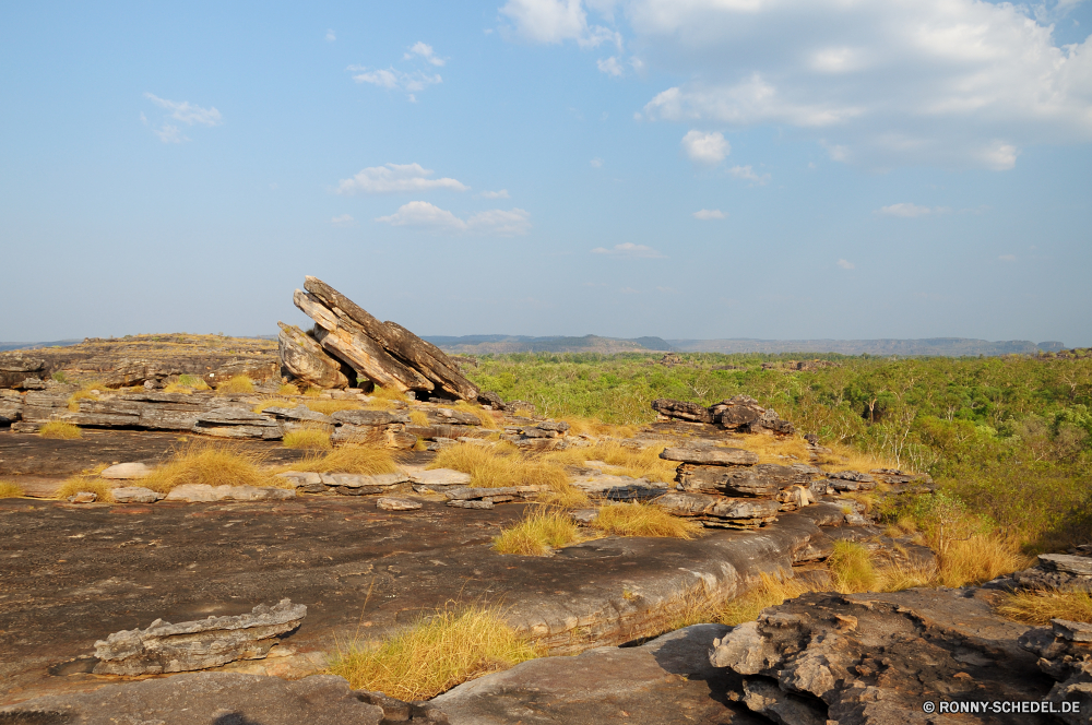 Kakadu National Park Landschaft Hochland Berg Himmel Fels Hügel Berge Wildnis Wolke Reisen Land Straße Stein landschaftlich Wüste Sommer Wolken Sand Steinmauer Landschaft Entwicklung des ländlichen Gras Tourismus Spitze natürliche Zaun Baum im freien Land im freien nationalen Felsen Park Umgebung Hügel Barrier Feld Schmutz trocken Wasser Szenerie Wald Bereich Wiese felsigen Urlaub Schlucht sonnig Tal Horizont Szene Insel See Fluss Steppe Boden Track Ziel Reiner Klippe Strand Sonnenlicht Sonne Obstruktion hoch Struktur Steigung niemand Pfad Reise bewölkt heiß Wetter Aufstieg Bauernhof Tag Frühling Geologie Wolkengebilde Steine Pflanze Küste Aktivität Meer Landwirtschaft landscape highland mountain sky rock hill mountains wilderness cloud travel land road stone scenic desert summer clouds sand stone wall countryside rural grass tourism peak natural fence tree outdoors country outdoor national rocks park environment hills barrier field dirt dry water scenery forest range meadow rocky vacation canyon sunny valley horizon scene island lake river steppe ground track destination plain cliff beach sunlight sun obstruction high structure slope nobody path journey cloudy hot weather ascent farm day spring geology cloudscape stones plant coast activity sea agriculture