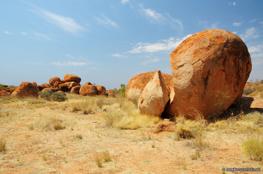 Devils Marbles Wüste Heu Fels Landschaft Knoll Sand Futter Himmel Park Feed Schlucht Berg Reisen nationalen Stein im freien trocken Tal Sandstein Wildnis Land landschaftlich Kamel natürliche Darm-Trakt Arid im freien Wolken Südwesten Sommer Landschaften Urlaub Entwicklung des ländlichen Berge Denkmal Land Formationen Bögen Tourismus Aushöhlung Szenerie Feld Orange Essen Klippe Geologie Tag Felsen Ehrfurcht Horizont gelb Umgebung Landwirtschaft Bildung Westen Stroh Baum Hügel Wolke Landschaft heiß Pflanze Bauernhof Wandern Bereich Sonne Tourist Grand Panorama Wild Boden Erde Wärme Huftier Wahrzeichen Sonnenuntergang Mesa Ballen geologische Gelände westliche Extreme sonnig Schmutz niemand Klima Ernte friedliche Düne Bereich Himmel s Gras Butte Naher Osten Verwurzelung Szene Golden leere Breite Reise Urlaub Braun ruhige Straße Wiese Herbst desert hay rock landscape knoll sand fodder sky park feed canyon mountain travel national stone outdoor dry valley sandstone wilderness land scenic camel natural tract arid outdoors clouds southwest summer scenics vacation rural mountains monument country formations arches tourism erosion scenery field orange food cliff geology day rocks awe horizon yellow environment agriculture formation west straw tree hill cloud countryside hot plant farm hiking area sun tourist grand panoramic wild soil earth heat ungulate landmark sunset mesa bales geological terrain western extreme sunny dirt nobody climate crop peaceful dune range sky s grass butte middle east desolate scene golden empty wide journey vacations brown tranquil road meadow autumn