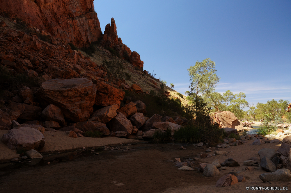 West MacDonnell Ranges National Park Schlucht Fels Cliff-Wohnung Landschaft Wüste Klippe Tal Wohnung Park nationalen Schlucht Sandstein Reisen Felsen Stein Gehäuse Berg Geologie Höhle Himmel geologische formation Wildnis Bildung landschaftlich Tourismus natürliche Sand Südwesten im freien im freien Aushöhlung Struktur Szenerie natürliche depression Urlaub Formationen Berge Knoll geologische Baum Nationalpark Klippen Bögen Sommer Wahrzeichen Tourist Ehrfurcht Gelände Aussicht felsigen Orange Bereich Denkmal Umgebung reservieren Wandern Landschaften trocken Wolken Arid Wild Extreme Antike Abenteuer Farbe Fluss Wanderung Hügel Westen Wasser Mauer Reise Hügel Butte Grand Bogen majestätisch Steine Süden Platz berühmte Erholung Meer Strand canyon rock cliff dwelling landscape desert cliff valley dwelling park national ravine sandstone travel rocks stone housing mountain geology cave sky geological formation wilderness formation scenic tourism natural sand southwest outdoors outdoor erosion structure scenery natural depression vacation formations mountains knoll geological tree national park cliffs arches summer landmark tourist awe terrain vista rocky orange area monument environment reserve hiking scenics dry clouds arid wild extreme ancient adventure color river hike hills west water wall trip hill butte grand arch majestic stones south place famous recreation sea beach