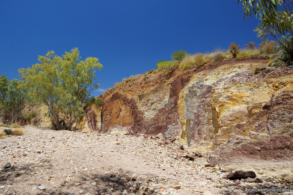 West MacDonnell Ranges National Park Klippe Knoll Landschaft Schlucht Fels Berg Wüste Park Reisen Himmel Berge nationalen Tal geologische formation Tourismus Sandstein landschaftlich Wildnis Stein Sand Felsen im freien Hügel Baum Geologie Bildung natürliche Aufstieg Wolken trocken Steigung im freien Südwesten Aushöhlung Spitze Sommer Land Urlaub Szenerie Bereich Schlucht Arid Umgebung Abenteuer felsigen Pflanze Straße geologische Cliff-Wohnung Fluss Bäume Kaktus reservieren Hügel Westen Wandern Busch Reise Süden Wahrzeichen Gelände Frühling Grand Wild in der Nähe Tag Landschaften Wohnung Reise Denkmal Struktur Braun Sonne gelb Entwicklung des ländlichen Land Mesa Formationen Dürre karge Grat Klippen Wanderung Szene außerhalb Hochland Steine heiß Ziel Pflanzen Wärme Landschaft Horizont niemand cliff knoll landscape canyon rock mountain desert park travel sky mountains national valley geological formation tourism sandstone scenic wilderness stone sand rocks outdoors hill tree geology formation natural ascent clouds dry slope outdoor southwest erosion peak summer land vacation scenery range ravine arid environment adventure rocky plant road geological cliff dwelling river trees cactus reserve hills west hiking bush journey south landmark terrain spring grand wild near day scenics dwelling trip monument structure brown sun yellow rural country mesa formations drought barren ridge cliffs hike scene outside highland stones hot destination plants heat countryside horizon nobody