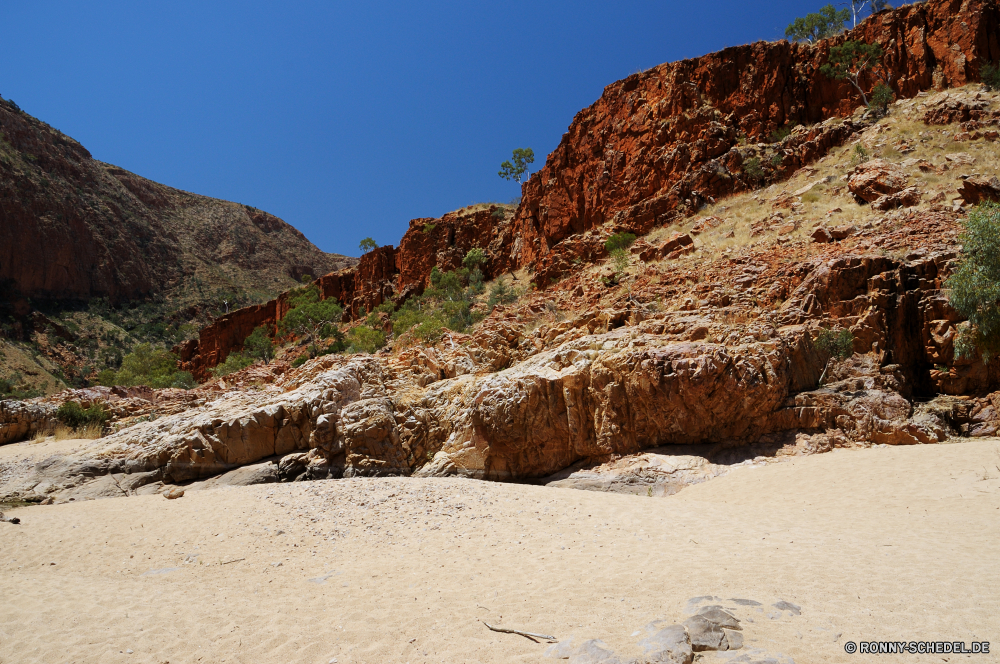 West MacDonnell Ranges National Park Schlucht Berg Fels Wüste Landschaft Klippe Stein Himmel Reisen nationalen Berge Park Tal Sand Wildnis geologische formation Geologie Felsen Tourismus Sandstein Bereich trocken landschaftlich Aushöhlung im freien im freien Land Steigung Bildung Schlucht Aufstieg Sommer Baum natürliche Hügel Südwesten Spitze Tag Umgebung Wärme natürliche depression Arid Westen Urlaub Wolke niemand Landschaften Wahrzeichen geologische Hochland Horizont Fluss Hügel Bereich Abenteuer Wolken heiß Tourist Szenerie karge Mauer Gelände Sonne Cliff-Wohnung Wild Panorama Schuld Farbe Kaktus Braun Grab felsigen in der Nähe Antike Panorama gelb Klima Steine Orange Osten Insel Krater Straße Wasser Dürre Klippen Szene Grand Vulkan natürliche Höhe Wohnung Extreme Reise Süden Ziel Denkmal Ringwall Erholung Urlaub canyon mountain rock desert landscape cliff stone sky travel national mountains park valley sand wilderness geological formation geology rocks tourism sandstone range dry scenic erosion outdoor outdoors land slope formation ravine ascent summer tree natural hill southwest peak day environment heat natural depression arid west vacation cloud nobody scenics landmark geological highland horizon river hills area adventure clouds hot tourist scenery barren wall terrain sun cliff dwelling wild panorama fault color cactus brown grave rocky near ancient panoramic yellow climate stones orange east island crater road water drought cliffs scene grand volcano natural elevation dwelling extreme journey south destination monument rampart recreation holiday