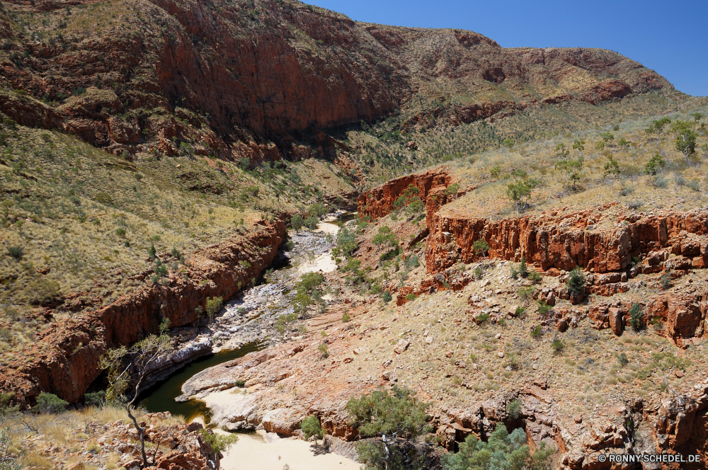 West MacDonnell Ranges National Park Schlucht Tal Berg Landschaft Schlucht Berge Park Fels Himmel Hochland Wüste nationalen Baum Klippe Wildnis Reisen Hügel Geologie Felsen natürliche depression Fluss Stein Aushöhlung Wolken Tourismus im freien landschaftlich Bereich Sand Wald Grand im freien Cliff-Wohnung Bäume Urlaub Südwesten Sandstein Land Szenerie Westen Wohnung trocken Bildung Knoll Panorama Wasser Mesa Straße Wahrzeichen Kaktus Spitze Abenteuer Süden geologische formation Gras Sommer Hügel Wandern Pflanzen Orange Mauer Felge Wunder Busch Bereich Gehäuse bunte friedliche fallen Schnee Farbe karge Herbst natürliche sonnig heiß Tourist Struktur Entwicklung des ländlichen geologische Wild Aussicht Wolke Belaubung Braun Licht Pflanze Steigung Sonne Horizont Tag canyon valley mountain landscape ravine mountains park rock sky highland desert national tree cliff wilderness travel hill geology rocks natural depression river stone erosion clouds tourism outdoors scenic range sand forest grand outdoor cliff dwelling trees vacation southwest sandstone land scenery west dwelling dry formation knoll panorama water mesa road landmark cactus peak adventure south geological formation grass summer hills hiking plants orange wall rim wonder bush area housing colorful peaceful fall snow color barren autumn natural sunny hot tourist structure rural geological wild vista cloud foliage brown light plant slope sun horizon day