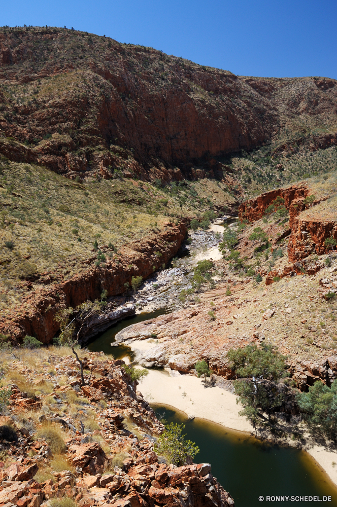 West MacDonnell Ranges National Park Schlucht Tal Schlucht Berg Fels Landschaft Klippe Park Berge Baum nationalen Stein Wüste Himmel Reisen Felsen natürliche depression Wildnis Fluss Tourismus landschaftlich Geologie im freien im freien Szenerie Urlaub Aushöhlung Wolken Sand Grand Wandern Felge geologische formation Wasser Bildung Sandstein Abenteuer Hügel geologische Bäume Bereich Cliff-Wohnung Sommer Südwesten Wahrzeichen Westen Umgebung Süden Ziel Orange Wohnung natürliche Mesa Tag Wunder Wald Tourist Aussicht trocken woody plant Mauer Sonne Panorama Farbe Land Straße Erholung Steigung Welt Nationalpark felsigen Gehäuse Wolke Insel Knoll Klippen Arid Kaktus Hügel Landschaften heiß Höhle Struktur Ökologie Aufstieg canyon valley ravine mountain rock landscape cliff park mountains tree national stone desert sky travel rocks natural depression wilderness river tourism scenic geology outdoors outdoor scenery vacation erosion clouds sand grand hiking rim geological formation water formation sandstone adventure hill geological trees range cliff dwelling summer southwest landmark west environment south destination orange dwelling natural mesa day wonder forest tourist vista dry woody plant wall sun panorama color land road recreation slope world national park rocky housing cloud island knoll cliffs arid cactus hills scenics hot cave structure ecology ascent