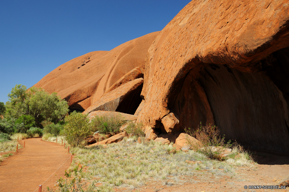 Ayers Rock und The Olgas Wüste Landschaft Sand Fels Himmel Hövel Knoll Berg nationalen Grab Park Stein Schlucht Reisen landschaftlich Tal Wildnis trocken Berge Felsen Sandstein Hügel Düne im freien natürliche Tourismus Klippe Arid Hügel Orange Backstein Urlaub Bildung im freien Denkmal Antike Wolken Geschichte Klippen Geologie Baumaterial Baum Sommer Südwesten Formationen Aushöhlung Boden Struktur Wild Wahrzeichen Szenerie geologische Toten Sonne Spitze Westen Landschaften Bereich niemand heiß Insel Hütte Erde Tourist Schlucht Ödland Mesa Bögen klar sonnig Land Steine Lineal Bereich Wärme Horizont Erholung Meer Wohnung Tag Aussicht einsam majestätisch Obdach Sonnenaufgang berühmte Wasser gelb Architektur desert landscape sand rock sky hovel knoll mountain national grave park stone canyon travel scenic valley wilderness dry mountains rocks sandstone hill dune outdoor natural tourism cliff arid hills orange brick vacation formation outdoors monument ancient clouds history cliffs geology building material tree summer southwest formations erosion soil structure wild landmark scenery geological dead sun peak west scenics area nobody hot island hut earth tourist ravine badlands mesa arches clear sunny land stones ruler range heat horizon recreation sea dwelling day vista lonely majestic shelter sunrise famous water yellow architecture