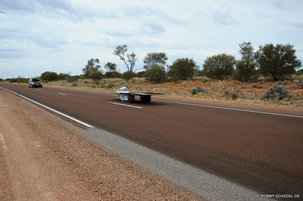 Solar race - unleaded wins Schnellstraße Straße Auto Autobahn Limousine Asphalt Landschaft Kfz Reisen Himmel Laufwerk Transport Entwicklung des ländlichen Reise Reise Geschwindigkeit Autobahn Wolke Straße Horizont Strecke leere Verkehr Verkehr Gras Linie Richtung Art und Weise Berge fahren Wolken Land landschaftlich Bewegung Sommer Perspektive Berg Landschaft im freien Szenerie Feld Kurve Wald Fahrzeug Radfahrzeug Hügel Asphalt Baum Wiese Szene Spur Verschieben schnell im freien Land Freiheit Auto Biegung bewölkt Ziel voran Bewegung Wetter Öffnen Auto LKW außerhalb Speedway Fahrbahn Autobahn Bäume gerade Sonne Wolkengebilde niemand lange Zeichen Urlaub wicklung Autos sonnig Landschaften Pfad friedliche Umgebung Linien nach vorn Motor Rad Rennen Wüste Urlaub Tag expressway road car highway limousine asphalt landscape motor vehicle travel sky drive transportation rural journey trip speed freeway cloud street horizon route empty traffic transport grass line direction way mountains driving clouds country scenic motion summer perspective mountain countryside outdoors scenery field curve forest vehicle wheeled vehicle hill tarmac tree meadow scene lane moving fast outdoor land freedom auto bend cloudy destination ahead movement weather open automobile truck outside speedway roadway motorway trees straight sun cloudscape nobody long sign vacation winding cars sunny scenics path peaceful environment lines forward motor wheel race desert holiday day