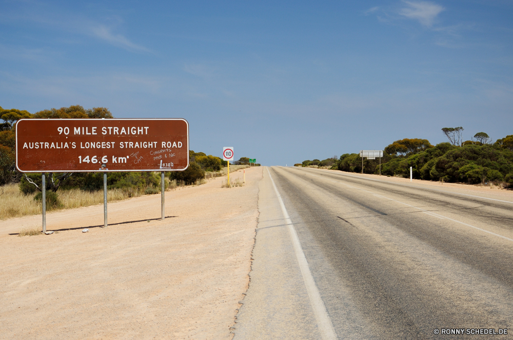 Australien in zwei Schildern erklärt Schnellstraße Straße Landschaft Himmel Autobahn Wolken Reisen Entwicklung des ländlichen Horizont Gras Feld Wolke Asphalt Sommer Art und Weise Land Szenerie Laufwerk Transport im freien Landschaft Landwirtschaft Szene Baum Wiese landschaftlich Land Straße Verkehr Reise fahren Auto Berg bewölkt Autobahn Geschwindigkeit Verkehr Frühling Reise Perspektive Umgebung im freien leere Strecke Wetter Wolkengebilde Richtung Sand Wüste Freiheit Tourismus Wasser Hügel Ziel sonnig Linie Stadt Spur Holländisch Bäume Wald Bewegung An Sonne Landschaften Berge Park Urlaub Öffnen Bauernhof Felder Kreuzung Tag außerhalb niemand idyllische natürliche Kurve Meer Reiner Hügel Ackerland Pflanze Saison expressway road landscape sky highway clouds travel rural horizon grass field cloud asphalt summer way country scenery drive transportation outdoors countryside agriculture scene tree meadow scenic land street traffic journey driving car mountain cloudy freeway speed transport spring trip perspective environment outdoor empty route weather cloudscape direction sand desert freedom tourism water hill destination sunny line city lane dutch trees forest motion to sun scenics mountains park vacation open farm fields intersection day outside nobody idyllic natural curve sea plain hills farmland plant season