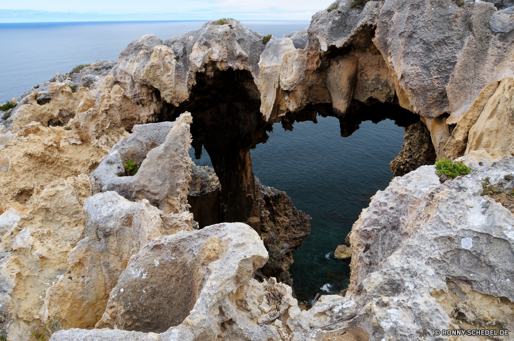 D'Entrecasteaux National Park geologische formation Klippe Höhle Fels Landschaft Stein Meer Berg Reisen Küste Tourismus Wasser Strand Himmel Felsen Ozean Sommer Urlaub landschaftlich Bucht Küste Park Sand Ufer Bildung felsigen im freien natürliche Welle nationalen Steine Baum seelandschaft Hügel im freien Szene Geologie Sonne Wildnis Wolken Fluss Wolke Schlucht Struktur Landschaften Tag Umgebung Berge am Meer Insel Gletscher Aushöhlung Tourist Megalith Klippen Szenerie Horizont Urlaub ruhige Sonnenlicht Bäume Wald Wüste Tal Linie Gedenkstätte Farbe Süden geologische Küste Spitze Urlaub schwarz Pflanze Vorgebirge Gras Sandstein Panorama Wahrzeichen Schlucht Saison Kiefer geological formation cliff cave rock landscape stone sea mountain travel coast tourism water beach sky rocks ocean summer vacation scenic bay coastline park sand shore formation rocky outdoor natural wave national stones tree seascape hill outdoors scene geology sun wilderness clouds river cloud canyon structure scenics day environment mountains seaside island glacier erosion tourist megalith cliffs scenery horizon holiday tranquil sunlight trees forest desert valley line memorial color south geological coastal peak vacations black plant promontory grass sandstone panoramic landmark ravine season pine