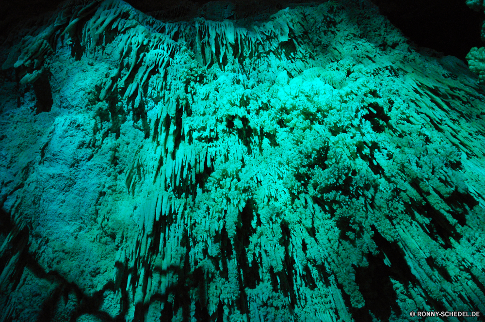 Jewel Cave Muster Kleidungsstück Textur Stola Poncho Durchbrochene Spitze Mantel Schal texturierte Kleidung Licht Arbeit Tapete Gestaltung Farbe kalt Winter Schnee Oberfläche natürliche Frost Grunge Material Produkt Saison Wasser Eis Hintergründe Hintergrund Baum Verzierung Wirkung Wetter Stein Kühl bunte hell Rau gefroren Dekoration Loch Erstellung Mauer alt frostig Nach oben Kristall Schließen Verwittert Kunst Fenster schmutzig gelb Farben Struktur Detail Wald Landschaft Grafik Stickerei futuristische Bespannung im freien künstlerische beschädigt Meer Glas Fraktal eisig geknackt Schneeflocke Raum moderne Himmel saisonale Welle Einfrieren Stoff getragen rostige geometrische dekorative im Alter von Pflanze Linien Urlaub transparente nass glänzend Bäume Konsumgüter pattern garment texture stole poncho openwork lace cloak scarf textured clothing light work wallpaper design color cold winter snow surface natural frost grunge material product season water ice backgrounds backdrop tree ornament effect weather stone cool colorful bright rough frozen decoration hole creation wall old frosty top crystal close weathered art window dirty yellow colors structure detail forest landscape graphic embroidery futuristic covering outdoors artistic damaged sea glass fractal icy cracked snowflake space modern sky seasonal wave freeze fabric worn rusty geometric decorative aged plant lines holiday transparent wet shiny trees consumer goods