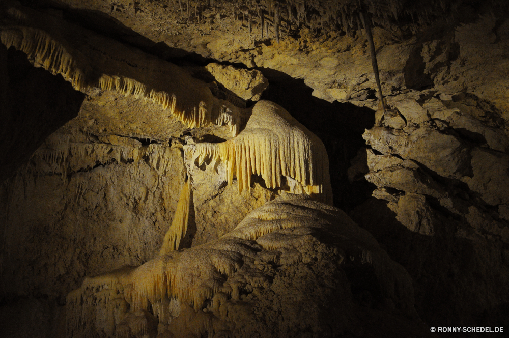 Jewel Cave Höhle geologische formation Fels Landschaft Reisen Stein Park Schlucht Tourismus nationalen Geologie landschaftlich Antike natürliche Wüste Tunnel Gebäude Felsen Sandstein Sand alt Struktur Berg Klippe Mauer Architektur Innenseite Baum Wasser Orange Szenerie Formationen Erde Wahrzeichen dunkel im freien Bildung Himmel Berge u-Bahn Licht im freien Südwesten Tal Geschichte Wildnis Szene Wolken Mysterium Steine Scheune Durchgang berühmte Durchgang geologische Aushöhlung Westen Denkmal historischen Urlaub Tropfsteinhöhle Höhle Kalkstein geologische Ruine majestätisch Landschaften Kultur Spalte Farbe Stadt Sonnenuntergang nass Stalagmit Land vertikale Klippen Dunkelheit ungewöhnliche geheimnisvolle Bogen westliche entfernten unter tief einzigartige Erhaltung Wirtschaftsgebäude Süden Holz Sonnenaufgang Land Ökologie gelb ruhige Fluss cave geological formation rock landscape travel stone park canyon tourism national geology scenic ancient natural desert tunnel building rocks sandstone sand old structure mountain cliff wall architecture inside tree water orange scenery formations earth landmark dark outdoor formation sky mountains underground light outdoors southwest valley history wilderness scene clouds mystery stones barn passage famous passageway geologic erosion west monument historic vacation stalactite cavern limestone geological ruins majestic scenics culture column color city sunset wet stalagmite country vertical cliffs darkness unusual mysterious arch western remote under deep unique conservation farm building south wood sunrise land ecology yellow tranquil river