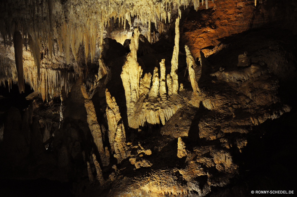 Lake Cave Höhle geologische formation Park Fels Landschaft Baum nationalen Wald Tourismus natürliche Reisen Geologie Berg Bäume landschaftlich Stein dunkel Antike Tropfsteinhöhle Höhle Wasser Innenseite Kalkstein u-Bahn Erde Licht Dunkelheit Schlucht Szenerie Mysterium Formationen im freien Bildung Holz Umgebung geheimnisvolle nass Hölzer Erhaltung Herbst Himmel Ökologie Stalagmit geologische Aushöhlung Sandstein Fluss Orange Extreme tief Steine Blätter im freien Mauer Muster Calcit Wahrzeichen ungewöhnliche Klippe Wandern Kiefer Attraktion Wildnis Landschaft Farbe fallen Mining Mineralien Ökosystem Sonnenlicht alt Kofferraum Wachstum unter Boden Tourist Urlaub ganz unter versteckt Ressourcen Wanderung ökologische Sand Tour Tal entfernten Szene Frühling einzigartige Tropfen Felsen Berge Entwicklung des ländlichen Speläologie Waldland Wanderweg Loch Zustand Wolken Pflanze Wüste Denkmal Braun gelb hell Gras Sommer Blatt cave geological formation park rock landscape tree national forest tourism natural travel geology mountain trees scenic stone dark ancient stalactite cavern water inside limestone underground earth light darkness canyon scenery mystery formations outdoor formation wood environment mysterious wet woods conservation autumn sky ecology stalagmite geologic erosion sandstone river orange extreme deep stones leaves outdoors wall pattern calcite landmark unusual cliff hiking pine attraction wilderness countryside color fall mining minerals ecosystem sunlight old trunk growth under ground tourist vacation quite beneath hidden resources hike ecological sand tour valley remote scene spring unique drops rocks mountains rural speleology woodland trail hole state clouds plant desert monument brown yellow bright grass summer leaf