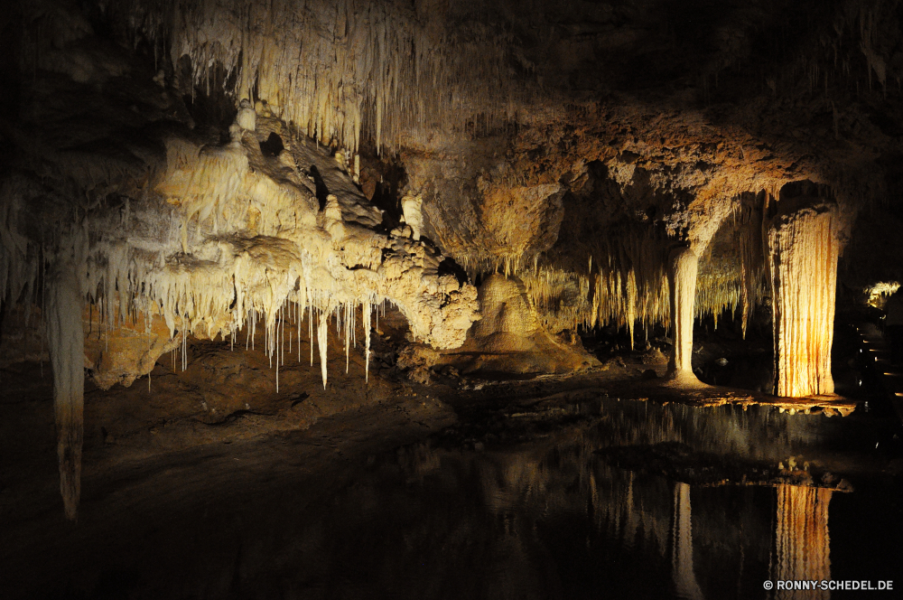 Lake Cave Höhle geologische formation Fels Landschaft Park nationalen Tourismus Reisen natürliche Schlucht Geologie landschaftlich Wasser Aushöhlung Berg Szenerie Stein Kalkstein Sandstein dunkel Erde Höhle u-Bahn Baum Innenseite Antike Tropfsteinhöhle Dunkelheit Ökologie Klippe Tourist Formationen Licht Mysterium Himmel Sand alt Bildung geheimnisvolle Wahrzeichen Fluss geologische Mauer Grunge Orange Felsen Wüste Szene Stalagmit fallen Umgebung im freien bunte Herbst Steine Erhaltung Wald Calcit Jahrgang nass Bäume tief im freien Muster gelb ganz Mining Mineralien Ökosystem Urlaub ungewöhnliche Tour unter Loch Boden im Alter von Textur Speläologie unter mir versteckt Sonne geologische Ressourcen Südwesten Land ökologische Aussicht Tal Kiefer Attraktion Tropfen Wolken Sonnenaufgang Berge Land Landschaft Braun Kavernen unterirdische Nationalpark künstlerische Architektur Wanderung Farbe Mineral entfernten Extreme Landschaften einzigartige Wildnis Süden Straße Farben Blätter cave geological formation rock landscape park national tourism travel natural canyon geology scenic water erosion mountain scenery stone limestone sandstone dark earth cavern underground tree inside ancient stalactite darkness ecology cliff tourist formations light mystery sky sand old formation mysterious landmark river geologic wall grunge orange rocks desert scene stalagmite fall environment outdoor colorful autumn stones conservation forest calcite vintage wet trees deep outdoors pattern yellow quite mining minerals ecosystem vacation unusual tour under hole ground aged texture speleology beneath mine hidden sun geological resources southwest country ecological vista valley pine attraction drops clouds sunrise mountains land countryside brown caverns subterranean national park artistic architecture hike color mineral remote extreme scenics unique wilderness south road colors leaves