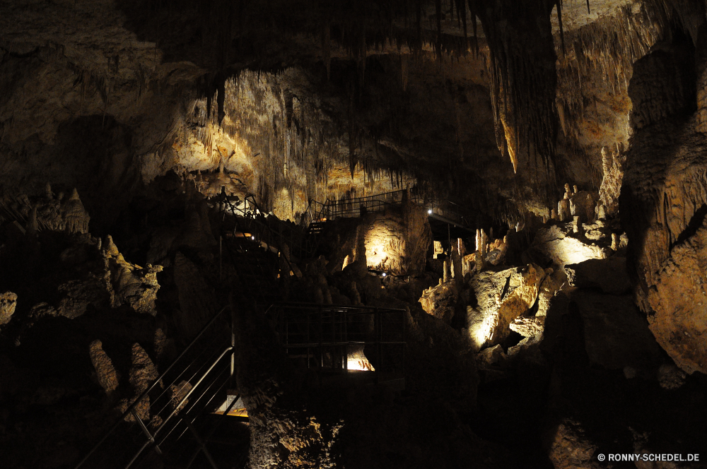 Mammoth Cave Höhle geologische formation Fels dunkel Tourismus Reisen Park Stein landschaftlich Landschaft Schlucht Geologie alt Licht Berg Himmel Architektur Erde nationalen Orange Antike im freien Dunkelheit Wasser Nacht Stadt Denkmal Gebäude Innenseite Bildung Sonne Sand natürliche Baum Klippe u-Bahn Wahrzeichen Sonnenuntergang Fluss Mysterium Tal gelb Loch außerhalb Struktur Grunge Tunnel Tropfsteinhöhle Höhle Kalkstein Urlaub felsigen Wald mir bunte Kontur schwarz im freien Sandstein entfernten Mauer Wüste Farbe Tourist fallen Schatten Bäume Speläologie Stalagmit Herbst geologische Klettern Szene Kiefer Fantasie Szenerie nass Sonnenlicht Frühling Saison cave geological formation rock dark tourism travel park stone scenic landscape canyon geology old light mountain sky architecture earth national orange ancient outdoor darkness water night city monument building inside formation sun sand natural tree cliff underground landmark sunset river mystery valley yellow hole outside structure grunge tunnel stalactite cavern limestone vacation rocky forest mine colorful silhouette black outdoors sandstone remote wall desert color tourist fall shadow trees speleology stalagmite autumn geologic climb scene pine fantasy scenery wet sunlight spring season