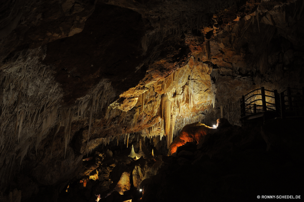 Ngilgi Cave Höhle geologische formation Fels Schlucht nationalen Berg Park Tourismus Geologie Landschaft Stein Reisen landschaftlich Klippe Felsen Sandstein Wüste Fluss Bildung Wasser im freien natürliche Sand Orange Erde Tal Berge Himmel Aushöhlung Baum Südwesten Denkmal u-Bahn Innenseite Urlaub Szenerie Abenteuer geologische Farbe felsigen Wandern dunkel Mauer Kalkstein Formationen Tourist im freien Extreme Antike Klettern Grand Wildnis Wolken Tropfsteinhöhle Höhle Creek bunte entfernten außerhalb Wahrzeichen Stalagmit Klippen alt Escape Tour Westen tief einzigartige Süden Licht gelb Erholung nass Speläologie geologische Dunkelheit Felge Mineral Mysterium Kiefer Steine Sommer Calcit Kavernen Schluchten seltene Wanderung Wasserfall Loch Attraktion Pause Hügel lila fallen Schneiden Bäume Frühling cave geological formation rock canyon national mountain park tourism geology landscape stone travel scenic cliff rocks sandstone desert river formation water outdoor natural sand orange earth valley mountains sky erosion tree southwest monument underground inside vacation scenery adventure geological color rocky hiking dark wall limestone formations tourist outdoors extreme ancient climb grand wilderness clouds stalactite cavern creek colorful remote outside landmark stalagmite cliffs old escape tour west deep unique south light yellow recreation wet speleology geologic darkness rim mineral mystery pine stones summer calcite caverns canyons rare hike waterfall hole attraction break hill purple fall cut trees spring