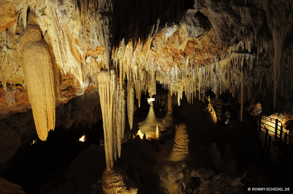 Ngilgi Cave Höhle geologische formation Fels Park Baum Tourismus Reisen Landschaft Geologie natürliche Stein nationalen Wald Wasser Antike Berg landschaftlich dunkel Schlucht Erde Kalkstein Innenseite Tropfsteinhöhle Höhle u-Bahn Dunkelheit Aushöhlung Licht Steine Bäume Bildung Holz geologische nass tief Hölzer Stalagmit Ökologie Tourist Erhaltung Wildnis im freien Mauer im freien alt Formationen Sandstein Muster Klippe Fluss Orange Extreme Attraktion Frühling Calcit Mineralien Szenerie ungewöhnliche Umgebung geheimnisvolle Kofferraum Urlaub Mysterium Pflanze Felsen Farbe Wahrzeichen ganz Ökosystem Tour unter entfernten Kiefer Szene Boden Himmel Speläologie Sonnenlicht unter Mining versteckt Ressourcen Wachstum ökologische Sand Loch Tropfen Wüste Sommer fallen gelb geologische Nationalpark Wanderung Mineral felsigen Wandern Zustand einzigartige Denkmal Braun Sonne schwarz Blätter cave geological formation rock park tree tourism travel landscape geology natural stone national forest water ancient mountain scenic dark canyon earth limestone inside stalactite cavern underground darkness erosion light stones trees formation wood geologic wet deep woods stalagmite ecology tourist conservation wilderness outdoor wall outdoors old formations sandstone pattern cliff river orange extreme attraction spring calcite minerals scenery unusual environment mysterious trunk vacation mystery plant rocks color landmark quite ecosystem tour under remote pine scene ground sky speleology sunlight beneath mining hidden resources growth ecological sand hole drops desert summer fall yellow geological national park hike mineral rocky hiking state unique monument brown sun black leaves