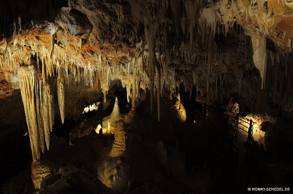 Ngilgi Cave Höhle geologische formation Fels Schlucht Park nationalen Landschaft Geologie Tourismus Reisen Aushöhlung Berg landschaftlich Stein Sandstein Wüste Felsen Orange natürliche Baum Formationen Bildung Klippe Sand Tal Erde Tourist Urlaub Berge Wasser im freien Szenerie im freien Kalkstein Wandern Wahrzeichen Südwesten Licht Himmel dunkel Tropfsteinhöhle Höhle geologische u-Bahn geologische Antike Aussicht Innenseite Dunkelheit Ökologie Fluss bunte einzigartige ungewöhnliche Extreme Umgebung Abenteuer Wildnis Wald Stalagmit Bäume Mysterium Kiefer tief Steine Mauer Sommer Calcit Hoodoos ganz nass Gelände geheimnisvolle felsigen entfernten gelb unter Erhaltung Szene Wolken Farbe fallen Mineralien Ökosystem Klippen Nationalpark Wanderung Tour Sonne Westen Muster Attraktion außerhalb Sonnenaufgang Hoodoo unter Mining versteckt Ressourcen ökologische Landschaften Boden Tropfen Denkmal Straße Speläologie Felge Mineral Loch Reise Süden Ziel friedliche Landschaft Sonnenlicht cave geological formation rock canyon park national landscape geology tourism travel erosion mountain scenic stone sandstone desert rocks orange natural tree formations formation cliff sand valley earth tourist vacation mountains water outdoor scenery outdoors limestone hiking landmark southwest light sky dark stalactite cavern geologic underground geological ancient vista inside darkness ecology river colorful unique unusual extreme environment adventure wilderness forest stalagmite trees mystery pine deep stones wall summer calcite hoodoos quite wet terrain mysterious rocky remote yellow under conservation scene clouds color fall minerals ecosystem cliffs national park hike tour sun west pattern attraction outside sunrise hoodoo beneath mining hidden resources ecological scenics ground drops monument road speleology rim mineral hole trip south destination peaceful countryside sunlight