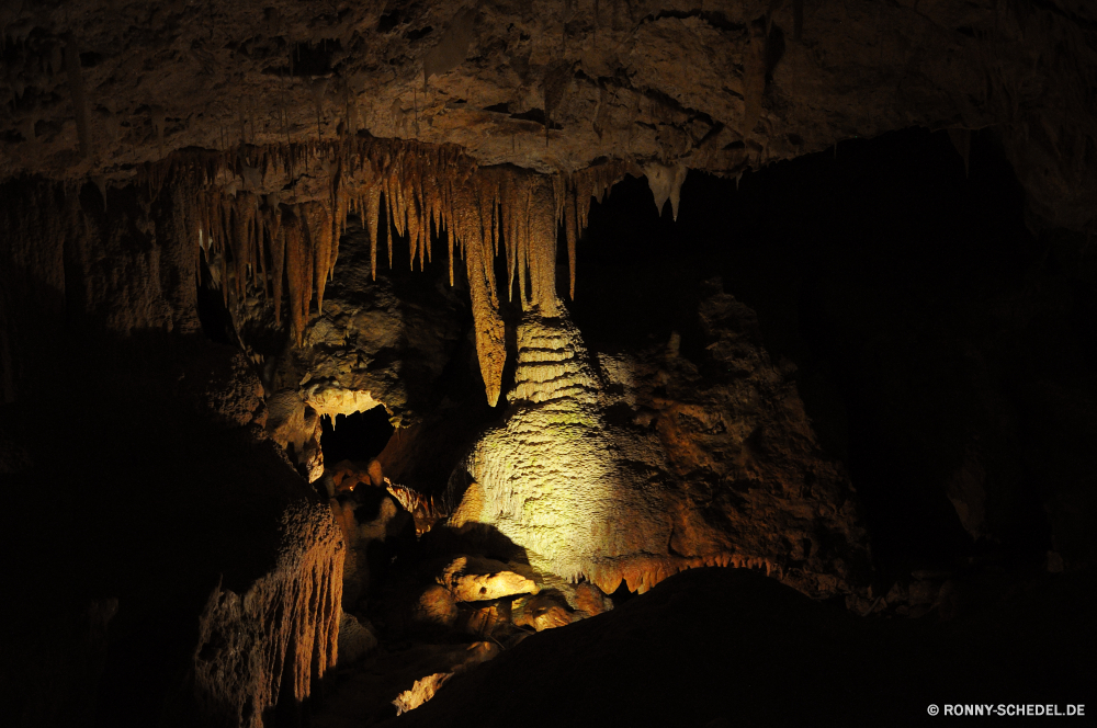 Ngilgi Cave Höhle geologische formation Fels Schlucht Landschaft nationalen Reisen Park Tourismus Stein Berg Klippe Geologie landschaftlich Sandstein Bildung Wasser Wüste Felsen natürliche Himmel Tal Sand Aushöhlung Orange Urlaub Berge im freien Wildnis Fluss Extreme Wolken im freien geologische Formationen Klippen Baum Innenseite Meer Farbe Südwesten Wahrzeichen entfernten Sommer Denkmal Erde Szenerie Sonnenuntergang Küste Wandern Tourist dunkel Kalkstein Ozean Grand felsigen gelb Reiseziele Landschaften tief einzigartige Abenteuer Antike Mauer Klettern Gelände Attraktion Szene Steine Erhaltung außerhalb Licht Tropfsteinhöhle Sonnenlicht u-Bahn Bogen Westen Bereich Süden ruhige nass Höhle geologische Dunkelheit Arid Wanderung Welle Loch Kiefer Küste Sonnenaufgang Ziel Ufer Umgebung Insel Schlucht Straße Tag cave geological formation rock canyon landscape national travel park tourism stone mountain cliff geology scenic sandstone formation water desert rocks natural sky valley sand erosion orange vacation mountains outdoors wilderness river extreme clouds outdoor geological formations cliffs tree inside sea color southwest landmark remote summer monument earth scenery sunset coast hiking tourist dark limestone ocean grand rocky yellow destinations scenics deep unique adventure ancient wall climb terrain attraction scene stones conservation outside light stalactite sunlight underground arch west area south tranquil wet cavern geologic darkness arid hike wave hole pine coastline sunrise destination shore environment island ravine road day