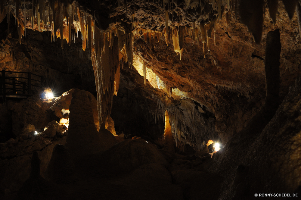 Ngilgi Cave Höhle geologische formation Fels Schlucht Stein Park Berg Landschaft Reisen Tourismus nationalen landschaftlich Geologie Bildung Wasser Himmel Fluss Klippe Orange im freien Wüste natürliche Tal Aushöhlung Sandstein felsigen Sand Felsen Erde Urlaub Farbe dunkel Berge Szene Baum Wahrzeichen Szenerie im freien geologische Creek Wandern Extreme Loch Denkmal Innenseite außerhalb gelb Wildnis Klettern Escape Sonnenuntergang Sommer Kalkstein u-Bahn bunte entfernten Sonne Abenteuer Meer Wolken Speläologie Höhle Küste geologische Dunkelheit Pflanze Mineral Aussicht Pause einzigartige nass Tropfsteinhöhle Klippen seltene Wasserfall Wild hoch Frühling Kiefer Attraktion Ozean Horizont Schatten Licht unterirdische Kavernen Schlucht Flüsse Südwesten Wanderung Antike alt Steine Tourist fallen Schneiden Tag cave geological formation rock canyon stone park mountain landscape travel tourism national scenic geology formation water sky river cliff orange outdoor desert natural valley erosion sandstone rocky sand rocks earth vacation color dark mountains scene tree landmark scenery outdoors geological creek hiking extreme hole monument inside outside yellow wilderness climb escape sunset summer limestone underground colorful remote sun adventure sea clouds speleology cavern coast geologic darkness plant mineral vista break unique wet stalactite cliffs rare waterfall wild high spring pine attraction ocean horizon shadow light subterranean caverns ravine rivers southwest hike ancient old stones tourist fall cut day