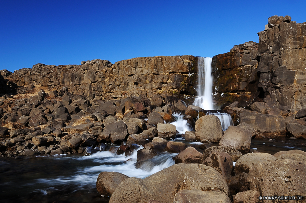 Öxararfoss Fels Landschaft Stein Berg Reisen Wüste Sand Himmel Tourismus Felsen Schlucht Park nationalen Klippe im freien Wildnis im freien Tal Berge Ringwall landschaftlich Urlaub Festung Wahrzeichen Antike Geschichte Sandstein Geologie Barrier Wolken alt Struktur Mauer trocken natürliche Ruine Sommer Fluss Hügel Szene Schloss Strand Tourist Wasser Tag niemand Horizont Ruine Umgebung Sonne Landschaften Wellenbrecher Obstruktion Wolke Süden berühmte Meer Land geologische formation Arid Gebäude Abenteuer Steine Architektur historischen Szenerie Südwesten Erde Bildung Aussicht Licht Baum Ziel Wärme Ufer Aushöhlung Urlaub vulkanische Klippen Bögen Farbe Gelände sonnig heiß Bereich friedliche Ozean Küste Backstein Land Tempel rock landscape stone mountain travel desert sand sky tourism rocks canyon park national cliff outdoors wilderness outdoor valley mountains rampart scenic vacation fortress landmark ancient history sandstone geology barrier clouds old structure wall dry natural ruins summer river hill scene castle beach tourist water day nobody horizon ruin environment sun scenics breakwater obstruction cloud south famous sea land geological formation arid building adventure stones architecture historic scenery southwest earth formation vista light tree destination heat shore erosion holiday volcanic cliffs arches color terrain sunny hot range peaceful ocean coast brick country temple