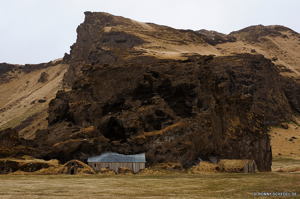 Berghütte Heu Futter Landschaft Berg Feed Wüste Himmel Berge Fels Hochland Reisen Stroh Dach Stein landschaftlich im freien Grab nationalen im freien Schlucht Sand Tal Park Hügel Tourismus Essen Entwicklung des ländlichen Felsen Land Knoll Bereich Schutzüberzug trocken Gebäude Wildnis Geologie Szenerie Umgebung natürliche Wolken Straße Spitze Gras Aushöhlung Bildung Wild Steine Landschaft Feld Baum Scheune Sandstein Land Sommer Bespannung Schmutz Denkmal Wahrzeichen Urlaub Geschichte Vulkan Südwesten Arid felsigen in der Nähe Szene Landschaften Abenteuer Mauer bewölkt Ziel Backstein alt Klippe Insel Sonnenuntergang Landwirtschaft Tag Wolke entfernten außerhalb Extreme Reise Haus Struktur Tourist Wirtschaftsgebäude Fluss Bäume Baumaterial hay fodder landscape mountain feed desert sky mountains rock highland travel thatch roof stone scenic outdoor grave national outdoors canyon sand valley park hill tourism food rural rocks land knoll range protective covering dry building wilderness geology scenery environment natural clouds road peak grass erosion formation wild stones countryside field tree barn sandstone country summer covering dirt monument landmark vacation history volcano southwest arid rocky near scene scenics adventure wall cloudy destination brick old cliff island sunset agriculture day cloud remote outside extreme journey house structure tourist farm building river trees building material