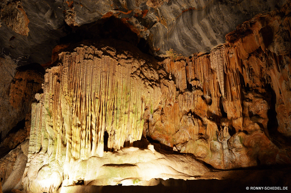 Cango Caves Höhle geologische formation Fels Schlucht nationalen Park Geologie Landschaft Sandstein Aushöhlung Reisen Tourismus Stein Berg Wüste natürliche Formationen Felsen Sand Berge Orange Bildung Baum Erde Wahrzeichen geologische Klippen Mauer Licht Wasser landschaftlich Kalkstein Muster Innenseite Klippe ungewöhnliche Steine dunkel Antike Tourist Wildnis Tropfsteinhöhle Hoodoos einzigartige im freien Höhle u-Bahn Himmel im freien Ökologie Stalagmit Textur Dunkelheit Gelände Extreme Szene alt Szenerie Südwesten nass Umgebung Wandern Kiefer Attraktion Erhaltung Ziel Calcit ganz Mining Mineralien Ökosystem versteckt geologische Nationalpark Urlaub geheimnisvolle Tour Mysterium tief Wolken unter Ressourcen Tal ökologische unter Landschaften außerhalb Boden Tropfen Pflanze Fluss Hoodoo Amphitheater vertikale Farbe Aussicht felsigen Sommer entfernten Zustand Formen trocken Braun Sonnenlicht cave geological formation rock canyon national park geology landscape sandstone erosion travel tourism stone mountain desert natural formations rocks sand mountains orange formation tree earth landmark geologic cliffs wall light water scenic limestone pattern inside cliff unusual stones dark ancient tourist wilderness stalactite hoodoos unique outdoor cavern underground sky outdoors ecology stalagmite texture darkness terrain extreme scene old scenery southwest wet environment hiking pine attraction conservation destination calcite quite mining minerals ecosystem hidden geological national park vacation mysterious tour mystery deep clouds beneath resources valley ecological under scenics outside ground drops plant river hoodoo amphitheater vertical color vista rocky summer remote state shapes dry brown sunlight