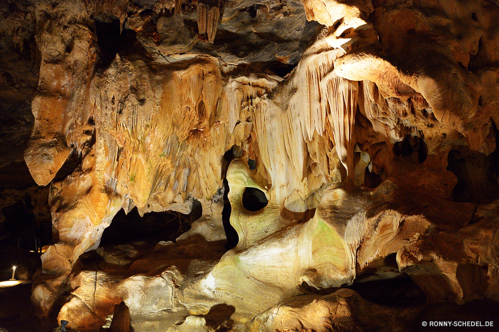 Cango Caves Höhle geologische formation Fels Geologie natürliche nationalen Landschaft Reisen Tourismus Park Formationen Stein Kalkstein Sandstein Tropfsteinhöhle Wasser u-Bahn Schlucht Innenseite Muster dunkel Erde Stalagmit Höhle Aushöhlung Baum Tourist geologische Dunkelheit Bildung Mauer Boden Licht geheimnisvolle Antike Steine nass Sand ungewöhnliche Wüste Calcit Mineralien versteckt Orange Mysterium tief Berg Tropfen Felsen Braun Ressourcen Erhaltung Textur Berge ganz Ökologie unter Mining Ökosystem unter Wahrzeichen ökologische Tour Attraktion Urlaub Speläologie Holz im freien alt Wald Schnitzerei fallen gelb im freien Herbst Blätter Wildnis Farbe geologische Klippen Rinde landschaftlich Extreme Pflanze trocken Skulptur Fluss Grotte Hoodoos Kiefer Nationalpark Mineral Kofferraum Landschaften bunte Himmel cave geological formation rock geology natural national landscape travel tourism park formations stone limestone sandstone stalactite water underground canyon inside pattern dark earth stalagmite cavern erosion tree tourist geologic darkness formation wall ground light mysterious ancient stones wet sand unusual desert calcite minerals hidden orange mystery deep mountain drops rocks brown resources conservation texture mountains quite ecology beneath mining ecosystem under landmark ecological tour attraction vacation speleology wood outdoor old forest carving fall yellow outdoors autumn leaves wilderness color geological cliffs bark scenic extreme plant dry sculpture river grotto hoodoos pine national park mineral trunk scenics colorful sky