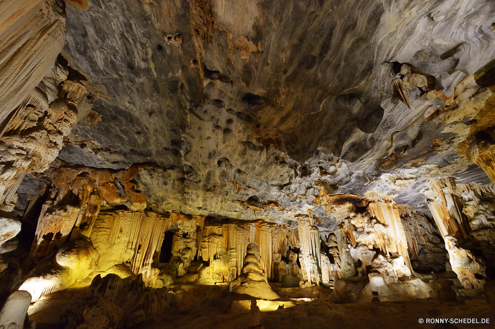 Cango Caves Höhle geologische formation Klippe Fels Geologie Park Stein nationalen Schlucht Landschaft Berg Tourismus Sandstein Wüste natürliche Reisen Baum Bildung Wasser landschaftlich Sand Mauer Felsen Aushöhlung Formationen im freien Steine Erde Tal Berge Antike Licht Orange Fluss dunkel Himmel Muster Wildnis Urlaub im freien Innenseite tief Ökologie Tropfsteinhöhle Textur Tourist Südwesten Szenerie Farbe Wandern Mysterium Extreme alt geologische Kalkstein versteckt nass geheimnisvolle felsigen Szene außerhalb Calcit Stalagmit Höhle Umgebung u-Bahn geologische ungewöhnliche Tour entfernten Denkmal Sommer ganz Klippen Kiefer Pflanze unter einzigartige Erhaltung Wolken Hügel Ziel trocken Rau Cliff-Wohnung unter Mining Mineralien bunte Ökosystem Ressourcen Dunkelheit Creek Klettern Escape ökologische Schichten Boden Tropfen Land Holz Braun Wohnung gelb Struktur Oberfläche cave geological formation cliff rock geology park stone national canyon landscape mountain tourism sandstone desert natural travel tree formation water scenic sand wall rocks erosion formations outdoors stones earth valley mountains ancient light orange river dark sky pattern wilderness vacation outdoor inside deep ecology stalactite texture tourist southwest scenery color hiking mystery extreme old geologic limestone hidden wet mysterious rocky scene outside calcite stalagmite cavern environment underground geological unusual tour remote monument summer quite cliffs pine plant under unique conservation clouds hill destination dry rough cliff dwelling beneath mining minerals colorful ecosystem resources darkness creek climb escape ecological layers ground drops land wood brown dwelling yellow structure surface