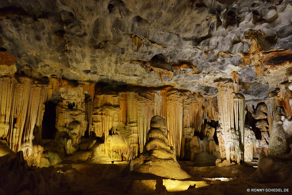 Cango Caves Höhle geologische formation Antike Stein Tempel Reisen Tourismus Architektur Fels alt Religion Geschichte Tourist Denkmal Skulptur Gebäude Mauer Mysterium Geologie Innenseite Statue Erde Formationen Kultur Licht Wahrzeichen geologische Wasser Ruine geheimnisvolle dunkel religiöse Kunst Erbe unter natürliche Berg historische Osten Höhle historischen Kalkstein u-Bahn Dunkelheit Ruine Struktur Park Steine Schnitzerei berühmte Ökologie Landschaft Stalagmit Tropfsteinhöhle Mining nass Tour Himmel landschaftlich Wüste Calcit nationalen Mineralien Ressourcen ungewöhnliche tief Boden Erhaltung Sandstein ganz unter Ökosystem versteckt ökologische Schlucht Spiritualität Tropfen Website Spalte im freien traditionelle Stadt Sand Attraktion Gesicht Orientalische Klippe Berge im freien Muster Welt Grab Antik Baum Mitte spirituelle Gott Grab Abenteuer Felsen Platz Urlaub Kloster cave geological formation ancient stone temple travel tourism architecture rock old religion history tourist monument sculpture building wall mystery geology inside statue earth formations culture light landmark geologic water ruin mysterious dark religious art heritage under natural mountain historical east cavern historic limestone underground darkness ruins structure park stones carving famous ecology landscape stalagmite stalactite mining wet tour sky scenic desert calcite national minerals resources unusual deep ground conservation sandstone quite beneath ecosystem hidden ecological canyon spirituality drops site column outdoor traditional city sand attraction face oriental cliff mountains outdoors pattern world tomb antique tree middle spiritual god grave adventure rocks place vacation monastery