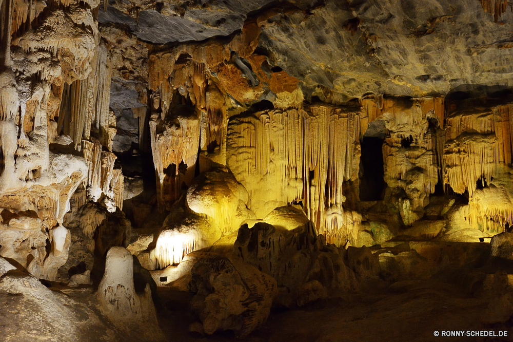 Cango Caves Höhle geologische formation Tunnel Durchgang Fels Durchgang Tourismus Stein Reisen Geologie Antike dunkel Innenseite Art und Weise Mauer Berg alt natürliche u-Bahn Park Erde Licht Tropfsteinhöhle Schlucht Höhle Landschaft Kalkstein Mysterium Formationen Dunkelheit Bildung geheimnisvolle nationalen Wasser Stalagmit geologische landschaftlich Muster Architektur Tourist Steine Calcit Gebäude Sandstein Wüste Denkmal Klippe nass Geschichte tief Mineralien versteckt Tal Tour unter Orange im freien Boden Erhaltung Sand Tropfen gelb Baum Braun Ökologie ganz unter Wahrzeichen Ökosystem ungewöhnliche Urlaub entfernten Farbe Attraktion Berge Stadt Speläologie Mining Ressourcen Aushöhlung ökologische Himmel Szene mir historischen Kunst Textur Gestaltung Klettern Mineral Extreme einzigartige Grunge Loch Südwesten künstlerische Bau außerhalb Kultur Kiefer Felsen Jahrgang im Alter von Szenerie bunte Sonnenlicht texturierte cave geological formation tunnel passageway rock passage tourism stone travel geology ancient dark inside way wall mountain old natural underground park earth light stalactite canyon cavern landscape limestone mystery formations darkness formation mysterious national water stalagmite geologic scenic pattern architecture tourist stones calcite building sandstone desert monument cliff wet history deep minerals hidden valley tour under orange outdoor ground conservation sand drops yellow tree brown ecology quite beneath landmark ecosystem unusual vacation remote color attraction mountains city speleology mining resources erosion ecological sky scene mine historic art texture design climb mineral extreme unique grunge hole southwest artistic construction outside culture pine rocks vintage aged scenery colorful sunlight textured