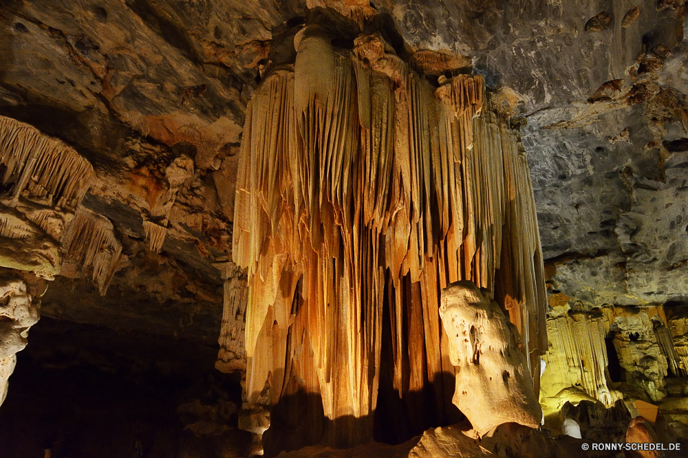 Cango Caves Höhle geologische formation Tourismus Fels Reisen Park Landschaft nationalen Baum Geologie Stein natürliche Antike Schlucht Berg Kalkstein alt Wasser Aushöhlung Innenseite Mauer Tropfsteinhöhle Bildung Tourist dunkel Holz Höhle u-Bahn Sandstein Wahrzeichen Dunkelheit Kathedrale Felsen Urlaub geologische Erde Architektur Attraktion Steine Muster Orange Wald Licht Stalagmit Religion landschaftlich Klippe nass Geschichte im freien Himmel Berge Ökologie Calcit Mineralien Formationen geologische Fluss Tour Mysterium Sand tief Erhaltung Denkmal Wüste Textur Pflanze ganz Ökosystem versteckt ungewöhnliche geheimnisvolle außerhalb Kultur Tropfen Sommer historischen Szenerie Rinde gelb Speläologie unter Mining Ressourcen ökologische Farbe Mineral Kofferraum unter Extreme Kiefer im freien Boden einzigartige Abenteuer religiöse Umgebung Kirche schwarz Gebäude cave geological formation tourism rock travel park landscape national tree geology stone natural ancient canyon mountain limestone old water erosion inside wall stalactite formation tourist dark wood cavern underground sandstone landmark darkness cathedral rocks vacation geologic earth architecture attraction stones pattern orange forest light stalagmite religion scenic cliff wet history outdoors sky mountains ecology calcite minerals formations geological river tour mystery sand deep conservation monument desert texture plant quite ecosystem hidden unusual mysterious outside culture drops summer historic scenery bark yellow speleology beneath mining resources ecological color mineral trunk under extreme pine outdoor ground unique adventure religious environment church black building