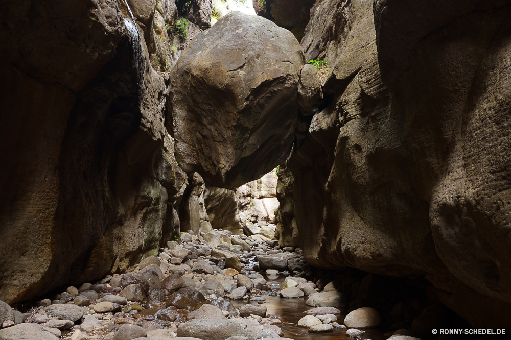 Rainbow Gorge Höhle geologische formation Fels Megalith Schlucht Stein Gedenkstätte Landschaft Geologie Park Tourismus Wüste Reisen Struktur Nashorn Berg Felsen Sandstein natürliche Klippe Wasser Sand nationalen Antike im freien odd-toed ungulate Fluss landschaftlich Baum Bildung Wildnis Huftier Himmel Aushöhlung felsigen Formationen Tal Steine Erde im freien Extreme Orange außerhalb geologische Urlaub Wild Mauer Ökologie Creek Umgebung Erhaltung Denkmal Berge Farbe Pflanze Plazenta Landschaften Statue Tag Hügel Innenseite Tourist Säugetier Küste Geschichte Kalkstein Wald entfernten Frühling Meer Bereich Stream Wolken alt Sommer historischen Szenerie nass versteckt Klettern Wanderung Escape niemand Wasserfall Kiefer unter Wandern dunkel Licht Wahrzeichen Wildtiere Skulptur cave geological formation rock megalith canyon stone memorial landscape geology park tourism desert travel structure rhinoceros mountain rocks sandstone natural cliff water sand national ancient outdoor odd-toed ungulate river scenic tree formation wilderness ungulate sky erosion rocky formations valley stones earth outdoors extreme orange outside geologic vacation wild wall ecology creek environment conservation monument mountains color plant placental scenics statue day hill inside tourist mammal coast history limestone forest remote spring sea area stream clouds old summer historic scenery wet hidden climb hike escape nobody waterfall pine under hiking dark light landmark wildlife sculpture