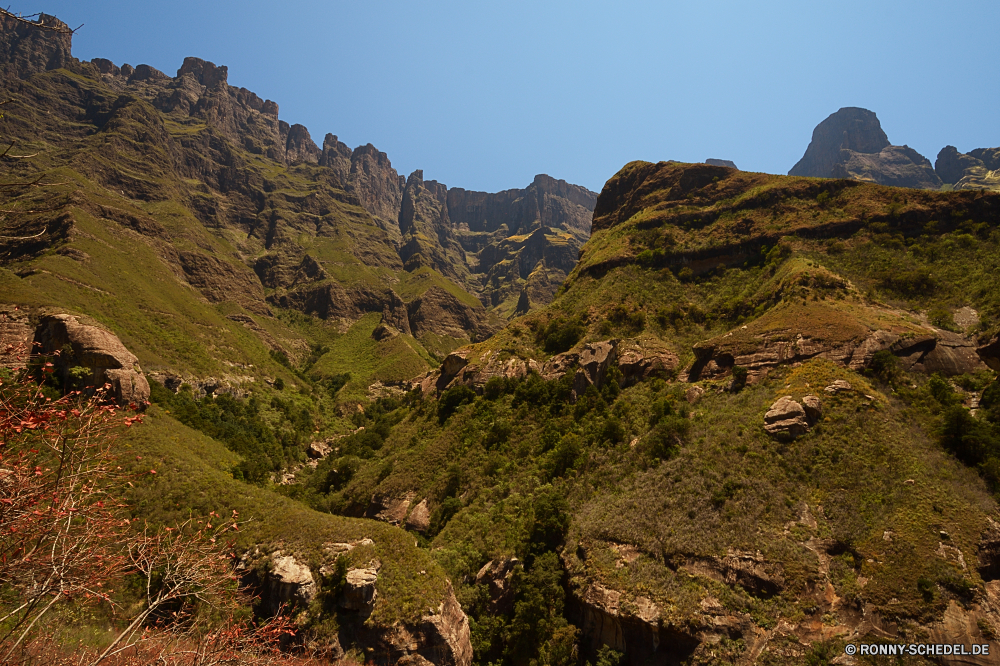 Royal Natal National Park Berg Hochland Bereich Berge Landschaft Tal Wildnis Himmel Fels Hügel Reisen Schlucht Szenerie Wald landschaftlich Baum Spitze Stein Fluss Wolken nationalen Park Panorama Schnee hoch Tourismus Gras natürliche depression Wüste Becken felsigen Linie geologische formation im freien Umgebung Wolke im freien Sommer Schlucht Wasser Bäume Felsen Wandern Steigung Land Straße Geologie Hügel Urlaub bewölkt ruhige Spitzen Alpen natürliche Busch Landschaften Wild Szene See Klippe übergeben Insel friedliche Herbst Gelände Wanderweg sonnig Winter gelassene Kaktus Ökologie Alp Landschaft Wetter Öffnen Land Hochland Urlaub steilen Grand Bereich Horizont Frühling Aufstieg mountain highland range mountains landscape valley wilderness sky rock hill travel canyon scenery forest scenic tree peak stone river clouds national park panorama snow high tourism grass natural depression desert basin rocky line geological formation outdoors environment cloud outdoor summer ravine water trees rocks hiking slope land road geology hills vacation cloudy tranquil peaks alps natural bush scenics wild scene lake cliff pass island peaceful autumn terrain trail sunny winter serene cactus ecology alp countryside weather open country highlands holiday steep grand area horizon spring ascent