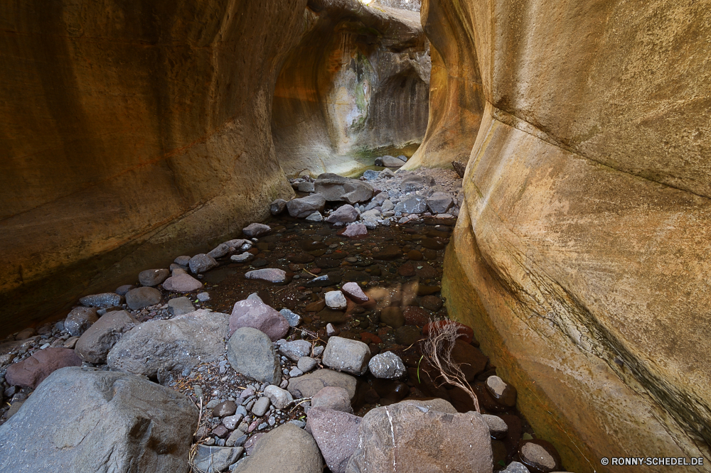 Royal Natal National Park Höhle geologische formation Schlucht Fels Tal Stein Schlucht Park Geologie Wasser landschaftlich Reisen Felsen Sandstein Berg Landschaft Sand Fluss Tourismus Wüste nationalen natürliche Klippe Erde im freien Bildung Orange Wasserfall natürliche depression Denkmal Formationen Creek felsigen Stream Mauer Farbe Berge außerhalb Loch Extreme Antike Wildnis Frühling u-Bahn Baum Wanderung Escape Licht entfernten Mysterium im freien einzigartige Abenteuer Cliff-Wohnung nass Urlaub Klettern Aushöhlung geheimnisvolle Wandern bunte Tunnel dunkel alt Wild gelb Pause fließende Pflanze Sommer trocken Ökologie Muster lila Wohnung Stalagmit Höhle geologische Kalkstein geologische Klippen seltene unter Himmel tief Umgebung Innenseite Struktur Schatten Tag cave geological formation canyon rock valley stone ravine park geology water scenic travel rocks sandstone mountain landscape sand river tourism desert national natural cliff earth outdoor formation orange waterfall natural depression monument formations creek rocky stream wall color mountains outside hole extreme ancient wilderness spring underground tree hike escape light remote mystery outdoors unique adventure cliff dwelling wet vacation climb erosion mysterious hiking colorful tunnel dark old wild yellow break flowing plant summer dry ecology pattern purple dwelling stalagmite cavern geologic limestone geological cliffs rare under sky deep environment inside structure shadow day