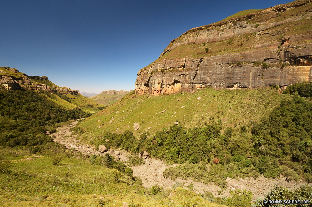 Royal Natal National Park Berg Landschaft Hochland Berge Himmel Fels Steigung Aufstieg Reisen Klippe Tourismus Hügel landschaftlich Stein im freien Park Knoll Tal geologische formation Wildnis Bäume Spitze nationalen Sommer Schlucht Felsen Wolken Szenerie Wandern Baum Wald im freien Bereich Wüste felsigen Tourist Gras Antike natürliche Urlaub Stroh Ziel Alp natürliche Höhe Geschichte Wild hoch Sandstein Wanderung Umgebung Fluss Wanderweg Landschaften Panorama Wolke außerhalb Land Wahrzeichen Grat Geologie Abenteuer Steine Tag Dach Wasser Nach oben Sonne Herbst Bildung Süden Farbe historischen friedliche Landschaft Entwicklung des ländlichen Mauer Gebirge Urlaub Pflanze Landschaften Saison majestätisch alt Schutzüberzug Ruhe ruhige Straße Meer Festung Sand mountain landscape highland mountains sky rock slope ascent travel cliff tourism hill scenic stone outdoors park knoll valley geological formation wilderness trees peak national summer canyon rocks clouds scenery hiking tree forest outdoor range desert rocky tourist grass ancient natural vacation thatch destination alp natural elevation history wild high sandstone hike environment river trail scenics panorama cloud outside land landmark ridge geology adventure stones day roof water top sun autumn formation south color historic peaceful countryside rural wall mountain range holiday plant landscapes season majestic old protective covering calm tranquil road sea fortress sand