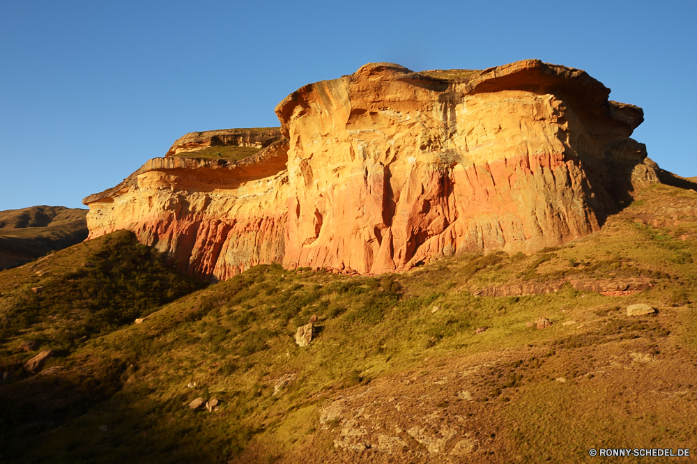 Golden Gate Highlands National Park Klippe Schlucht geologische formation Fels Wüste Tal Landschaft Park Sandstein Berg Schlucht Reisen nationalen Stein Sand Himmel landschaftlich Bildung Tourismus Aushöhlung natürliche Wildnis Geologie Formationen Felsen im freien Szenerie Südwesten natürliche depression Berge Urlaub im freien Wolken Orange Landschaften geologische Klippen Hügel Bögen Land Szene Butte Arid Sonnenuntergang Panorama Bereich Knoll Denkmal trocken Tourist Aussicht Sommer Bereich Wahrzeichen Ehrfurcht Baum Umgebung Fluss Wandern ruhige Horizont Mesa westliche Westen majestätisch Reise friedliche Sonne Verwurzelung Wasser gelb Wolke niemand Steine Reise Ziel heiß Straße Höhle im Südwesten karge Nationalpark Wild Wunder hoch Gelände felsigen Panorama Abenteuer Farbe Erholung Tag cliff canyon geological formation rock desert valley landscape park sandstone mountain ravine travel national stone sand sky scenic formation tourism erosion natural wilderness geology formations rocks outdoors scenery southwest natural depression mountains vacation outdoor clouds orange scenics geological cliffs hill arches land scene butte arid sunset panoramic area knoll monument dry tourist vista summer range landmark awe tree environment river hiking tranquil horizon mesa western west majestic trip peaceful sun desolate water yellow cloud nobody stones journey destination hot road cave southwestern barren national park wild wonder high terrain rocky panorama adventure color recreation day