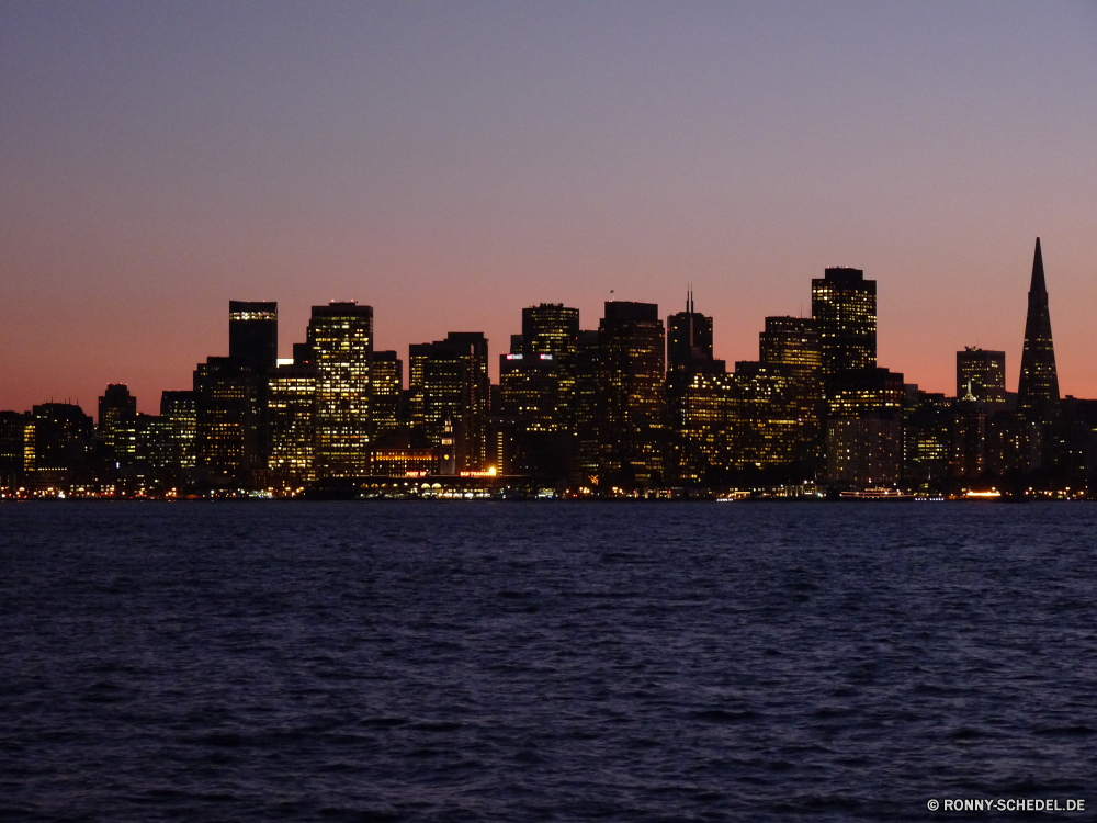 Skyline von San Francisco am Abend am Wasser Stadt Skyline Geschäftsviertel Stadtansicht Wolkenkratzer Urban Architektur Gebäude Innenstadt Gebäude Wasser Fluss Wolkenkratzer Nacht Reisen Himmel moderne Küstenlinie Turm Geschäft groß Wahrzeichen Hafen Reflexion Sonnenuntergang Metropole landschaftlich Tourismus Brücke finanzielle Neu Büro hoch Zentrum Ozean 'Nabend Bucht Landkreis Dämmerung Tourist Boot Stadt Struktur Panorama Landschaft Lichter Urlaub Unternehmen Meer Ziel Bau niedrigere Marina Licht Anlegestelle Straße Metropolitan Büros Küste kommerzielle Reich Zentrale Panorama Finanzen Park Dämmerung Vereinigte Ufer Seehafen Midtown Wohnungen Szene Wohnung bunte Urlaub berühmte Haus Sonne Zustand Sommer waterfront city skyline business district cityscape skyscraper urban architecture building downtown buildings water river skyscrapers night travel sky modern shoreline tower business tall landmark harbor reflection sunset metropolis scenic tourism bridge financial new office high center ocean evening bay district dusk tourist boat town structure panorama landscape lights vacation corporate sea destination construction lower marina light pier street metropolitan offices coast commercial empire central panoramic finance park twilight united shore seaport midtown apartments scene apartment colorful holiday famous house sun state summer