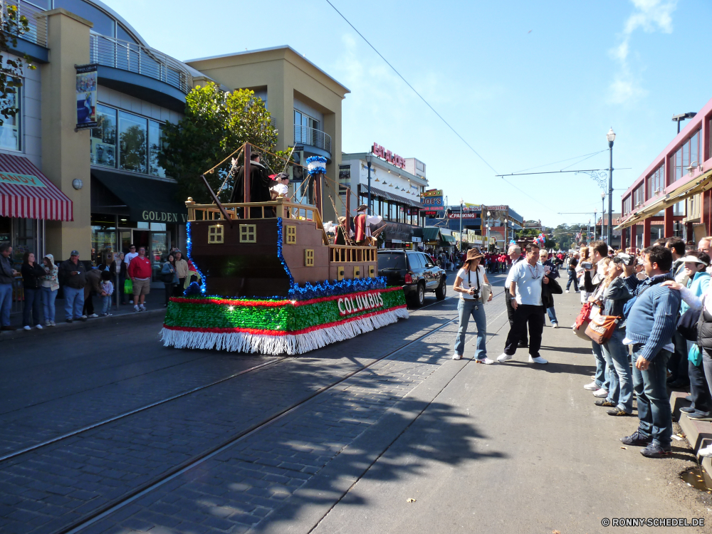 Parade am Fishermans Wharf zum Columbus Day Kreuzung Stadt Straße Reisen Straße Architektur Gebäude Tourismus Himmel Auto Urban Stadt Transport Gebäude Haus Verkehr Tourist Wahrzeichen Stadtansicht Läufer Wasser Verkehr Kultur Zentrum alt Landschaft Boot Menschen Bäume Baum Kirche Autos Athlet Urlaub Park Fahrzeug Wolken Meer Platz Fluss Autobahn Hauptstadt Sommer Tag Religion Pflaster historischen Straßenbahn Kandidat landschaftlich Häuser Innenstadt Wolke sonnig berühmte Ozean Küste Geschichte bunte Asphalt Antike Schiff traditionelle Ziel Struktur See Urlaub Turm Flag intersection city street travel road architecture building tourism sky car urban town transportation buildings house traffic tourist landmark cityscape runner water transport culture center old landscape boat people trees tree church cars athlete vacation park vehicle clouds sea square river highway capital summer day religion pavement historic streetcar contestant scenic houses downtown cloud sunny famous ocean coast history colorful asphalt ancient ship traditional destination structure lake holiday tower flag