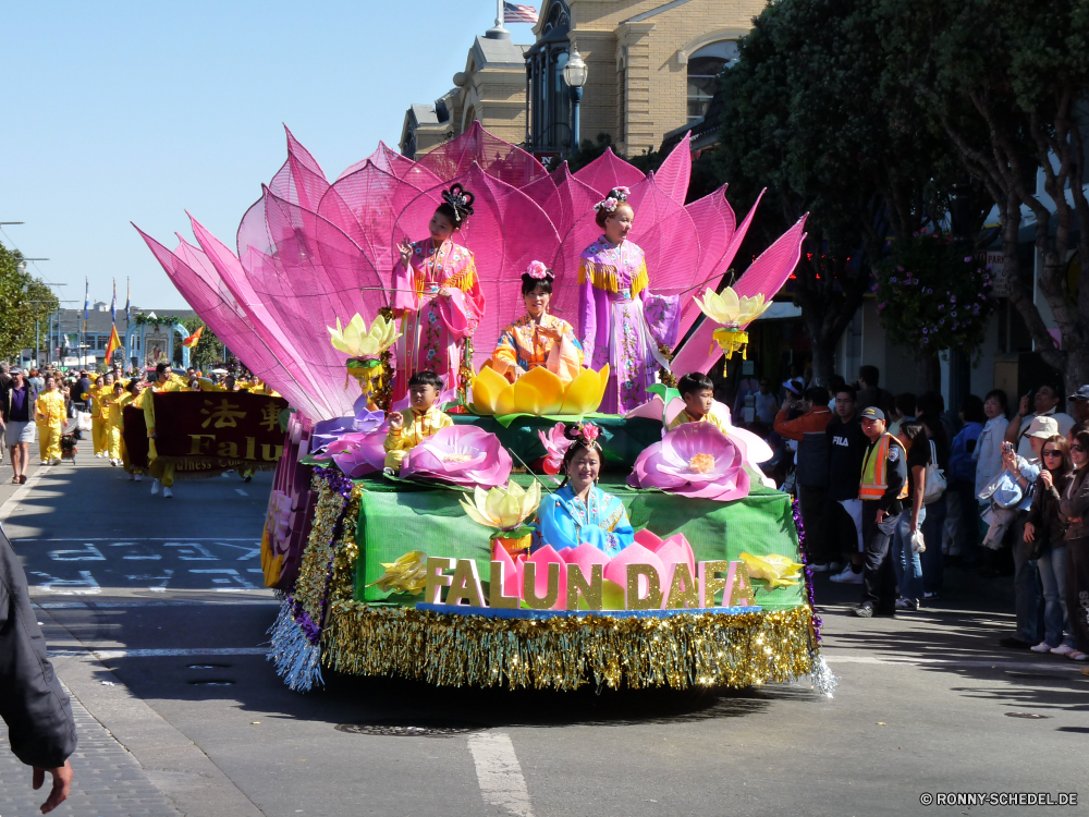 Parade am Fishermans Wharf zum Columbus Day Verkäufer Fußgängerzone traditionelle Architektur Urlaub Religion Feier Dekoration Gebäude Reisen Tempel bunte Tourismus Nacht Kultur Blumen Gesicht Gold Festival Antike Partei Farbe Kostüm Rosa Stadt Gott China Golden Kunst Regenschirm Tag Urlaub Neu Sommer Himmel Statue Menschen Winter Lichter Person Karneval gelb Rad religiöse Denkmal Osten alt Straße glücklich Kleid Kindheit Gestaltung Stall Geschenk Gottesdienst Baum Park Mode Struktur Tradition viele Unterhaltung Wasser Jahr Glück Tourist seller pedestrian traditional architecture holiday religion celebration decoration building travel temple colorful tourism night culture flowers face gold festival ancient party color costume pink city god china golden art umbrella day vacation new summer sky statue people winter lights person carnival yellow wheel religious monument east old street happy dress childhood design stall gift worship tree park fashion structure tradition many entertainment water year happiness tourist