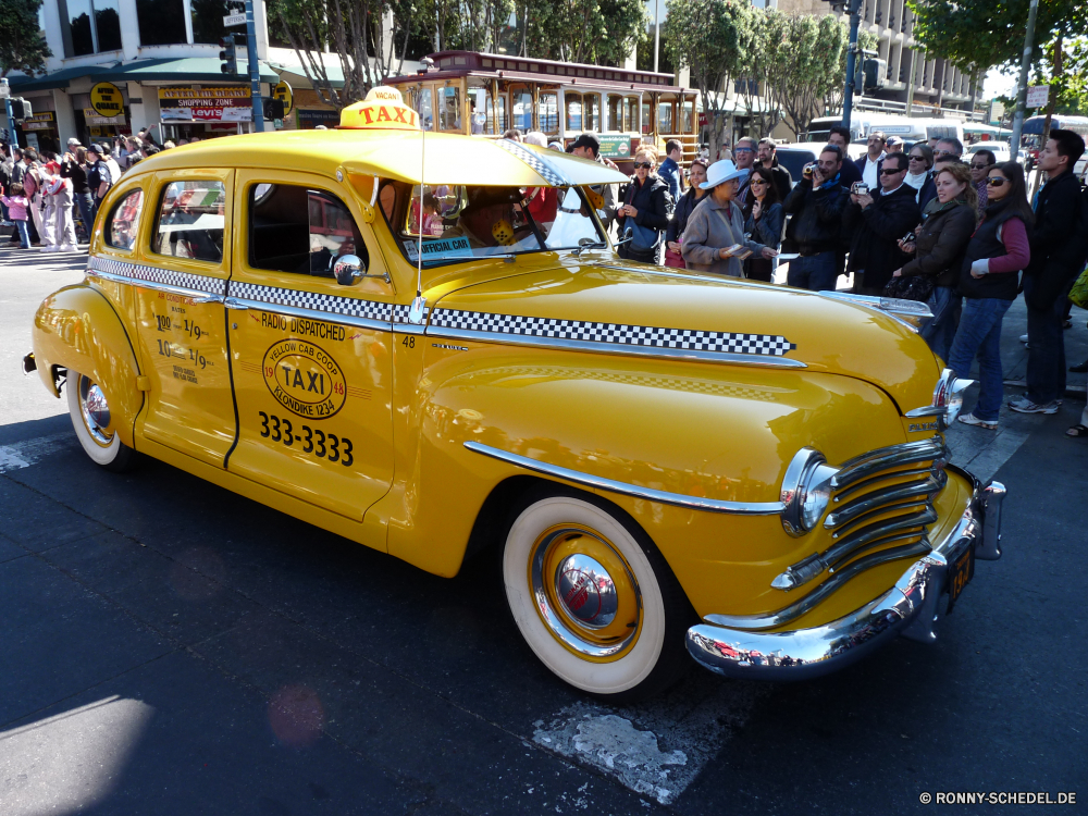 Parade am Fishermans Wharf zum Columbus Day Fahrerhaus Auto Kfz Auto Transport Fahrzeug Auto Geschwindigkeit Laufwerk Verkehr Radfahrzeug Rad schnell Straße Motor Luxus Rennen Motor Straße Reifen Chrom Kfz Verkehr moderne Sport macht Stil Autos Gestaltung Reisen Räder Stadt Licht gelb Metall fahren Jahrgang Klassische glänzend Sport Neu alt teure Antik Urban Modell Retro Scheinwerfer schwarz Leistung Tür Technologie Reifen Farbe Reflexion Bewegung metallische Limousine dem Taxi Stoßstange Rennsport Seite Lichter Innenstadt Spiegel elegante Weichzeichnen Parken hoch hell Karte Silber Roadster geparkt Autobahn Kraftstoffpumpe Verschieben Traum Land Spielzeug Lebensstil cab car motor vehicle auto transportation vehicle automobile speed drive transport wheeled vehicle wheel fast road motor luxury race engine street tire chrome automotive traffic modern sports power style cars design travel wheels city light yellow metal driving vintage classic shiny sport new old expensive antique urban model retro headlight black performance door technology tires color reflection motion metallic sedan taxi bumper racing side lights downtown mirror elegant blur parking high bright show silver roadster parked highway fuel moving dream land toy lifestyle