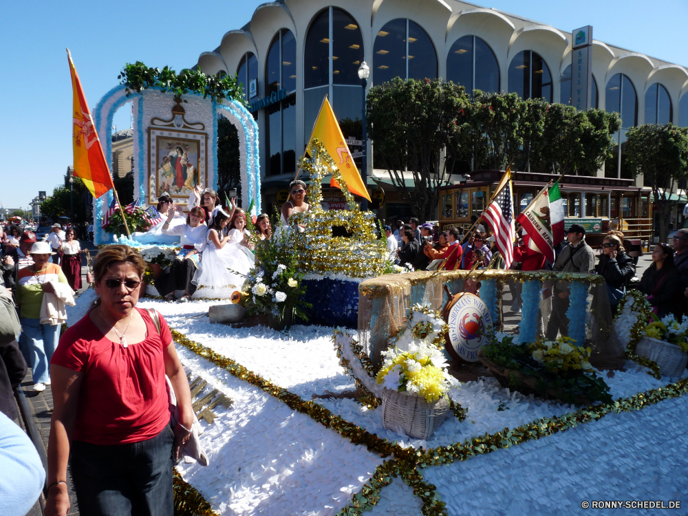 Parade am Fishermans Wharf zum Columbus Day Tourist Lüfter Park Reisender Architektur Anhänger Person Gebäude Stadt Reisen Tourismus Himmel alt Darm-Trakt Wasser Fluss Turm Stadt Haus historischen Geschichte Palast Kultur Tempel traditionelle Urban Baum historische Bereich Antike Boot Denkmal Wahrzeichen Struktur Sommer Urlaub Urlaub Landschaft Straße Meer Brücke Attraktion Backstein See Fußgängerzone Brunnen Gold Religion landschaftlich Erholungsgebiet Szene Tag Mauer Insel Kunst Platz Sänfte Menschen Bäume Schloss Leben Licht Kuppel Statue Skulptur Kirche Küste Schrein Nacht Hauptstadt Schiff Stadtansicht Garten Ziel Ozean berühmte Verkäufer Sonne Wurf tourist fan park traveler architecture follower person building city travel tourism sky old tract water river tower town house historic history palace culture temple traditional urban tree historical area ancient boat monument landmark structure summer holiday vacation landscape street sea bridge attraction brick lake pedestrian fountain gold religion scenic resort area scene day wall island art square palanquin people trees castle life light dome statue sculpture church coast shrine night capital ship cityscape garden destination ocean famous seller sun litter