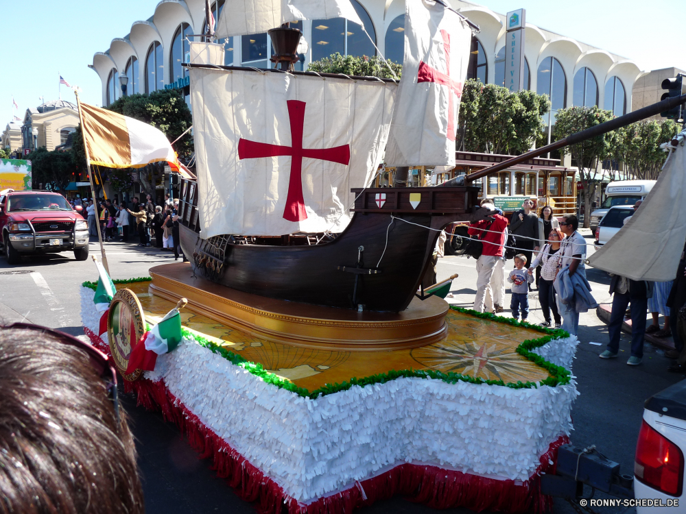 Parade am Fishermans Wharf zum Columbus Day Schiff Schiff Boot Meer Wasser Pirat Hafen Hafen Handwerk Ozean Reisen Boote Verkehr Dock Himmel Marina Tourismus Angeln Küste Transport Gebäude Fahrzeug Architektur Fluss Stadt bunte Urlaub Nautik Schlepper traditionelle alt Marine Stadt Segeln Landschaft Bucht Kultur Industrielle Wahrzeichen Anlegestelle Struktur Dorf Urlaub See Ufer Fischer Farbe Industrie Tourist Maritime Schiffe Haus Szenerie Mast aus Holz Sommer Strand historische Küste berühmte Kai Kreuzfahrt Holländisch Leben Segelboot historischen Bootshaus vor Anker Bootfahren Segel Küste Museum Kanal Park Insel Fisch Reflexion am Meer ship vessel boat sea water pirate port harbor craft ocean travel boats transport dock sky marina tourism fishing coast transportation building vehicle architecture river city colorful vacation nautical tugboat traditional old marine town sailing landscape bay culture industrial landmark pier structure village holiday lake shore fisherman color industry tourist maritime ships house scenery mast wooden summer beach historical coastline famous wharf cruise dutch life sailboat historic boathouse moored boating sail coastal museum canal park island fish reflection seaside