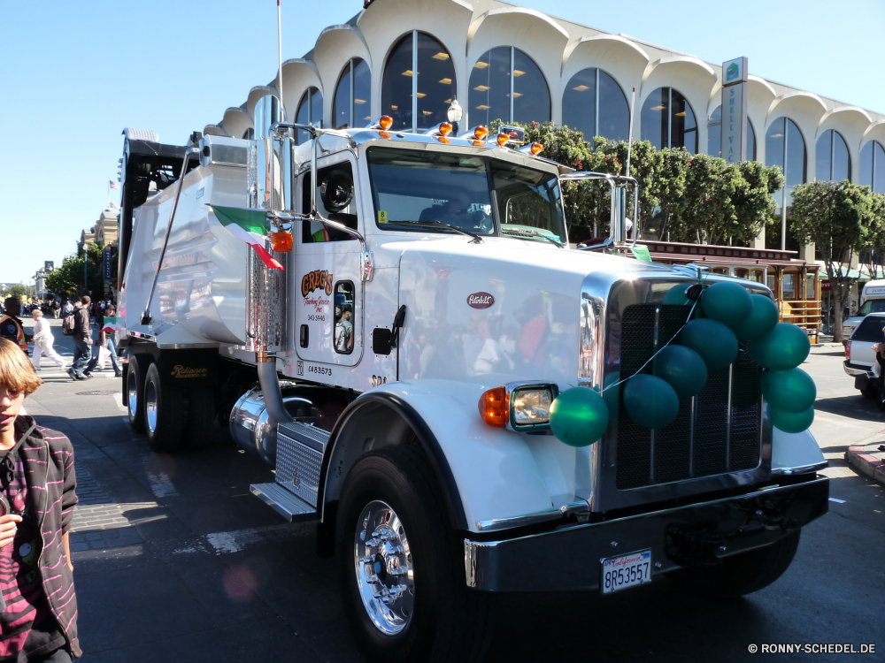 Parade am Fishermans Wharf zum Columbus Day LKW Kfz Anhänger LKW Abschleppwagen Fahrzeug Anhänger Transport Auto Verkehr Straße LKW Fracht Autobahn Lieferung Radfahrzeug Fracht Auto Versand fahren Auto Industrie Laufwerk Geschwindigkeit LKW-Transport Reisen Treiber schwere Himmel Straße Verkehr Geschäft Rad schnell halb Industrielle Motor logistische Autobahn Logistik Diesel Reifen van Hol Wolken Laden Feuer alt Container Sicherheit Rig LKW Lagerhaus Bewegung Autobahn liefern Rettung waren Kraftstoffpumpe Verschieben Hilfe Jahrgang halb-LKW Transporter Träger Räder Notfall Reise Chrom Weichzeichnen Klassische Müllwagen Schleppen Feuerwehr Schlauch dringende Traktor Dienstleistungen Asphalt hoch Motor Verschieben kommerzielle glänzend truck motor vehicle trailer truck tow truck vehicle trailer transportation car transport road lorry cargo highway delivery wheeled vehicle freight automobile shipping driving auto industry drive speed trucking travel driver heavy sky street traffic business wheel fast semi industrial engine logistic motorway logistics diesel tire van haul clouds load fire old container safety rig trucks warehouse motion interstate deliver rescue goods fuel move help vintage semi truck transporter carrier wheels emergency trip chrome blur classic garbage truck hauling firemen hose urgent tractor services asphalt high motor moving commercial shiny