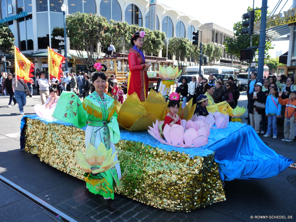 Parade am Fishermans Wharf zum Columbus Day Verkäufer traditionelle bunte Urlaub Reisen Farbe Park Urlaub Sommer Kultur Dekoration Menschen Person im freien Tradition Architektur Fußgängerzone Feier Religion Sonnenschirm Markt Stall Gebäude Kindheit Glück sonnig Kleid lächelnd Blumen Saison Tempel Partei außerhalb zwei China Spaß Tourismus Lüfter viele Kinder Sonne Lebensstil Kunst Gesicht wenig Tag seller traditional colorful holiday travel color park vacation summer culture decoration people person outdoors tradition architecture pedestrian celebration religion parasol market stall building childhood happiness sunny dress smiling flowers season temple party outside two china fun tourism fan many children sun lifestyle art face little day