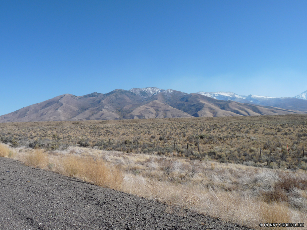 Nevada und Utah Hochland Landschaft Berg Berge Wüste Himmel Fels Land Reisen Steppe Bereich Hügel trocken Reiner Wolken Tal Park nationalen Tourismus Sand Sommer landschaftlich Stein Geologie Hügel im freien Schlucht Straße Felsen Wildnis Arid Spitze Szenerie Gras Fluss Wald Gelände Braun Wasser heiß Schnee Umgebung Urlaub Entwicklung des ländlichen Bereich Szene Wärme Vulkan Insel Tag Landschaft niemand karge Dürre im freien Farbe Panorama Abenteuer Feld Horizont Aushöhlung Sandstein Schmutz Wolke Steine sonnig außerhalb hoch Erde Baum Boden vulkanische Verwurzelung Bildung übergeben Busch Krater Reise natürliche Klippe Pflanze highland landscape mountain mountains desert sky rock land travel steppe range hill dry plain clouds valley park national tourism sand summer scenic stone geology hills outdoors canyon road rocks wilderness arid peak scenery grass river forest terrain brown water hot snow environment vacation rural area scene heat volcano island day countryside nobody barren drought outdoor color panorama adventure field horizon erosion sandstone dirt cloud stones sunny outside high earth tree ground volcanic desolate formation pass bush crater journey natural cliff plant