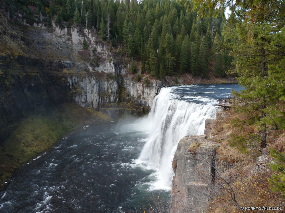 Upper Mesa Falls Kanal Körper des Wassers Wasserfall Fluss Stream Wasser Wald Fels Landschaft Stein Kaskade Berg Park Moos Creek fallen fließende Umgebung Wildnis im freien Frühling Wild Strömung Reisen fällt Felsen Bewegung Baum natürliche im freien landschaftlich Dam Bäume friedliche Reinigen platsch Sommer Berge fallen Szenerie Barrier Tourismus nass Eis frische Luft ruhige gelassene Wasserfälle frisch glatte nationalen felsigen Drop Geschwindigkeit Ökologie Kristall Obstruktion Wandern Hölzer Steine Blatt Kühl Herbst Belaubung SWIFT rasche steilen Pflanze Entwicklung des ländlichen Szene üppige gischt Schlucht Bewegung solide Garten Bach Flüsse Abenteuer Klippe Erhaltung macht Land geologische formation heißer Frühling Holz See Ruhe erfrischend Kaskaden Stromschnellen Struktur Wanderung Gras Postkarte Saison Frieden Katarakt klar plantschen Schwimmbad Tropischer Fuß Land Erholung Farben Himmel Blätter channel body of water waterfall river stream water forest rock landscape stone cascade mountain park moss creek fall flowing environment wilderness outdoor spring wild flow travel falls rocks motion tree natural outdoors scenic dam trees peaceful clean splash summer mountains falling scenery barrier tourism wet ice freshness tranquil serene waterfalls fresh smooth national rocky drop speed ecology crystal obstruction hiking woods stones leaf cool autumn foliage swift rapid steep plant rural scene lush spray ravine movement solid garden brook rivers adventure cliff conservation power country geological formation hot spring wood lake calm refreshment cascades rapids structure hike grass postcard season peace cataract clear splashing pool tropical walking land recreation colors sky leaves