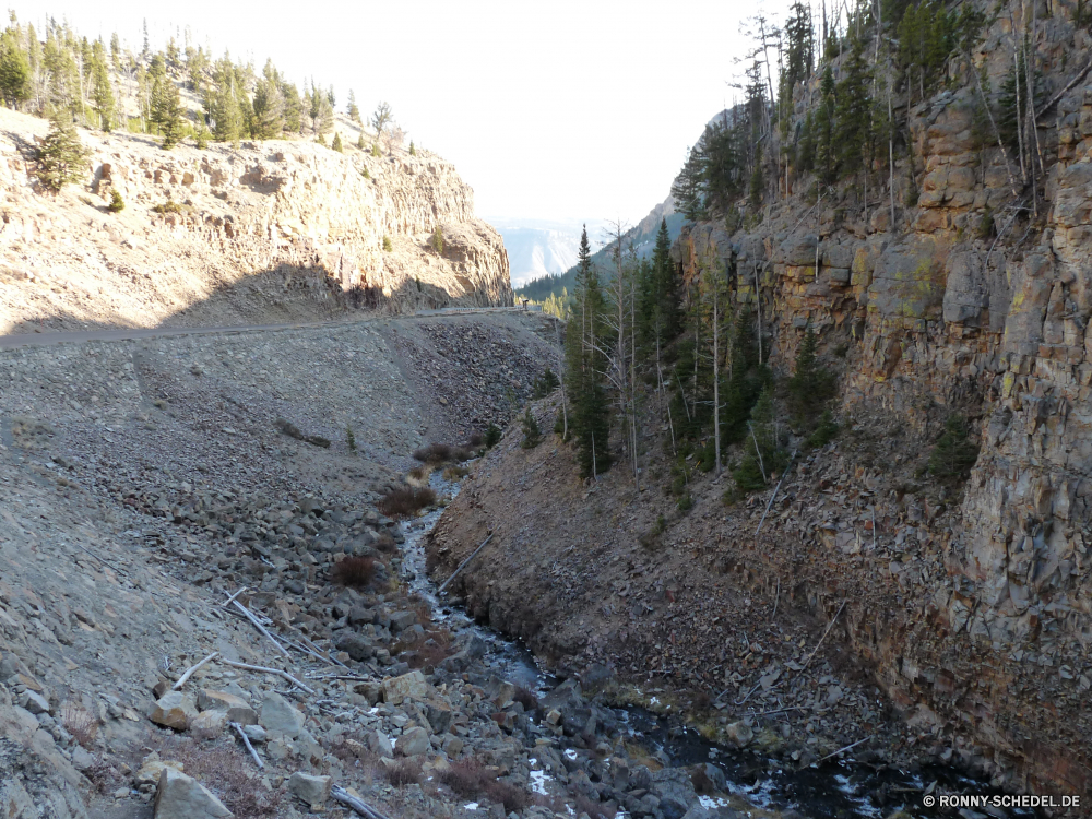 Yellowstone Nationalpark Landschaft Baum Aufstieg Berg Steigung Himmel Steinmauer Reisen Berge Wald Zaun Park Mauer im freien Wildnis Fels Straße Stein Entwicklung des ländlichen landschaftlich Bäume Gras Tal Knoll Barrier Wüste Land im freien Feld Hügel Schnee Tag Wasser Land Frühling Fluss Felsen Landschaft Pflanze Sommer Hölzer Landwirtschaft Klippe Tourismus alt Pfad Obstruktion Saison nationalen Szenerie Sonnenlicht Geologie Hügel Herbst Braun Szene Wolken Struktur Branch Kiefer Horizont Wiese Bauernhof Wetter Ringwall Farbe Bereich natürliche kalt Blatt Winter Insel fallen Schlucht Gelände niemand Wolke sonnig ruhig Frost Bereich Panorama Holz vascular plant woody plant Umgebung Sonne Gebäude landscape tree ascent mountain slope sky stone wall travel mountains forest fence park wall outdoors wilderness rock road stone rural scenic trees grass valley knoll barrier desert country outdoor field hill snow day water land spring river rocks countryside plant summer woods agriculture cliff tourism old path obstruction season national scenery sunlight geology hills autumn brown scene clouds structure branch pine horizon meadow farm weather rampart color range natural cold leaf winter island fall canyon terrain nobody cloud sunny quiet frost area panorama wood vascular plant woody plant environment sun building