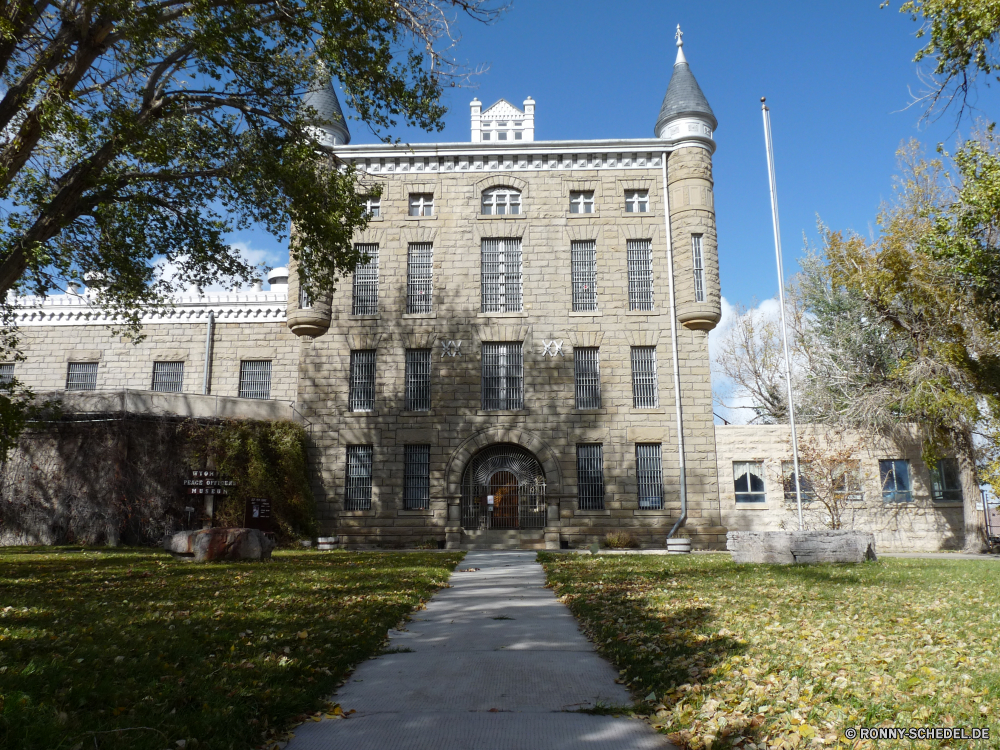 Old Wyoming State Prison Universität Gebäude Palast Architektur Hochschule Schloss Stadt Residenz Tourismus Reisen Haus alt Geschichte historischen Wahrzeichen Turm Himmel Kathedrale Denkmal Antike Kirche historische Stadt Religion Struktur Fassade Stein berühmte Kloster aussenansicht Festung Kultur Wohnung Kuppel mittelalterliche Hauptstadt Tourist Startseite Urban Befestigung Königliche England Sommer Straße Baum Statue sonnig Gras Bau Tag Fenster Stil Stadtansicht Garten nationalen Platz Gehäuse Landschaft Fluss Bäume Tempel gebaut Backstein Platz traditionelle Park Straße religiöse Residenz Tor Erbe Spiritualität Wolken Gebäude Kreuz Flag Defensive Struktur Zentrum university building palace architecture college castle city residence tourism travel house old history historic landmark tower sky cathedral monument ancient church historical town religion structure facade stone famous monastery exterior fortress culture dwelling dome medieval capital tourist home urban fortification royal england summer street tree statue sunny grass construction day window style cityscape garden national square housing landscape river trees temple built brick place traditional park road religious residence gate heritage spirituality clouds buildings cross flag defensive structure center