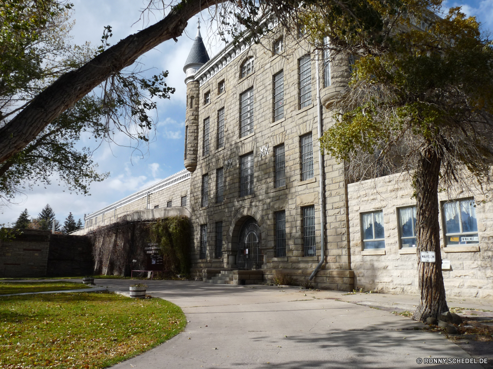 Old Wyoming State Prison Universität Gebäude Architektur alt Kirche Antike Stein Geschichte Stadt Struktur Kathedrale Tourismus Schule Religion Haus Turm Reisen mittelalterliche Fassade historischen Denkmal Schloss historische Hochschule Wahrzeichen Kultur Palast Tourist Himmel Kloster berühmte Stadt Startseite Mauer Backstein Residenz Eingang Erbe Sommer Tempel England glauben Baum Ruine Fenster Gras Bau religiöse Wohnung Dach Urban architektonische Tag Tür aussenansicht Landschaft Ruine St. Festung Windows Spiritualität Gebäude Kreuz traditionelle Platz Park Bäume Bogen Zentrum university building architecture old church ancient stone history city structure cathedral tourism school religion house tower travel medieval facade historic monument castle historical college landmark culture palace tourist sky monastery famous town home wall brick residence entrance heritage summer temple england faith tree ruins window grass construction religious dwelling roof urban architectural day door exterior landscape ruin saint fortress windows spirituality buildings cross traditional place park trees arch center